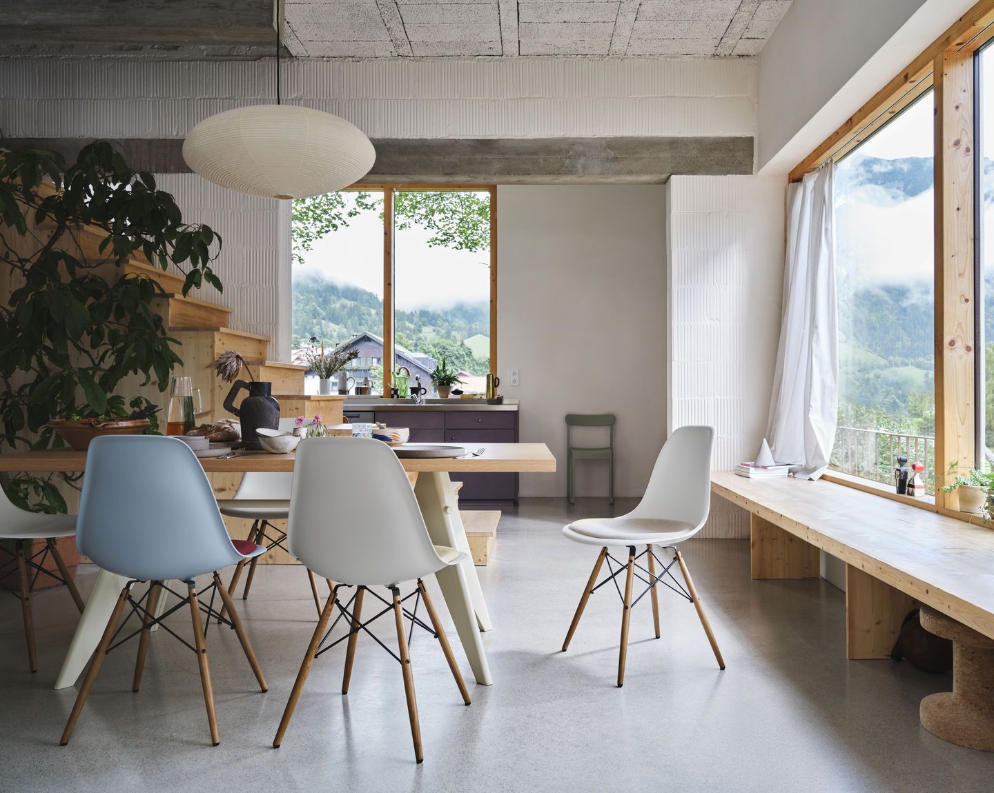 Eames Plastic Side Chair DSW chaise entièrement rembourrée Vitra