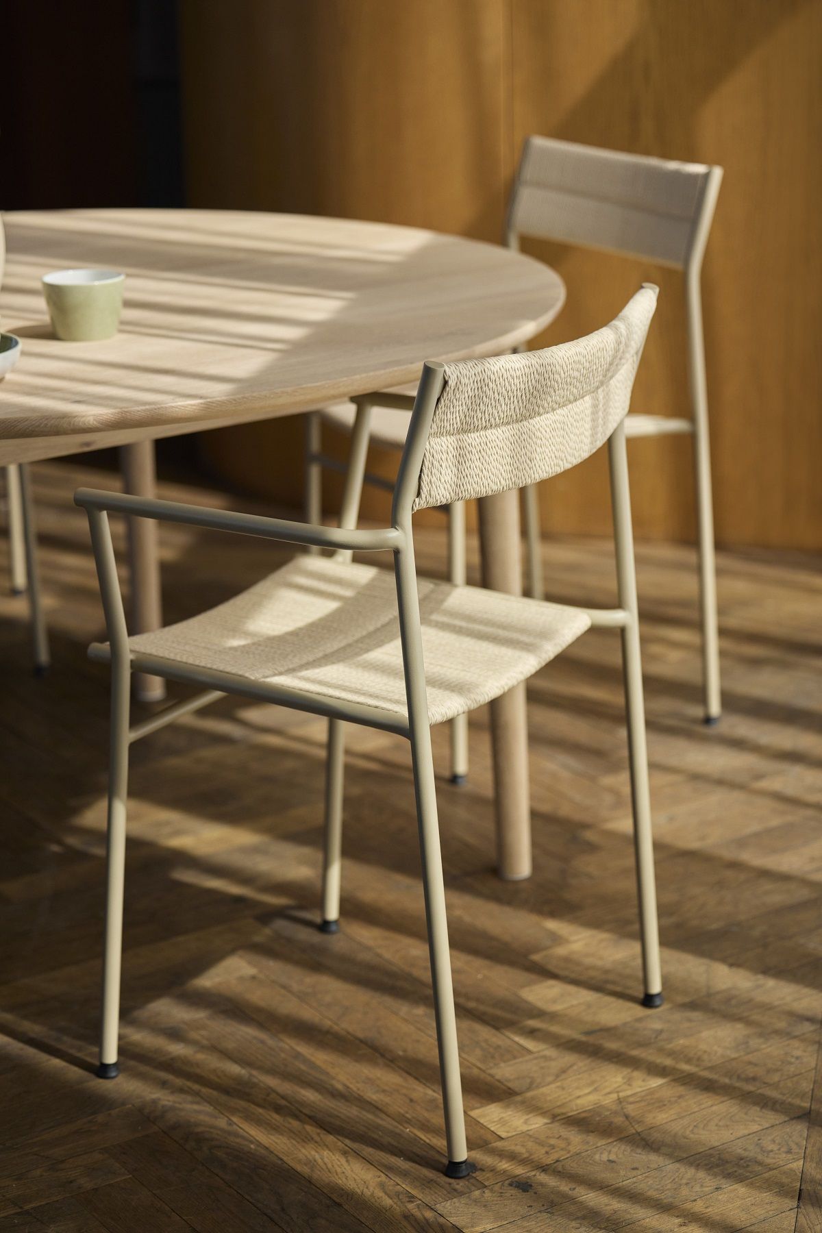 Vev Dining chair with armrests Chaise à accoudoirs Northern Vev Dining chair with armrests Chaise à accoudoirs Northern