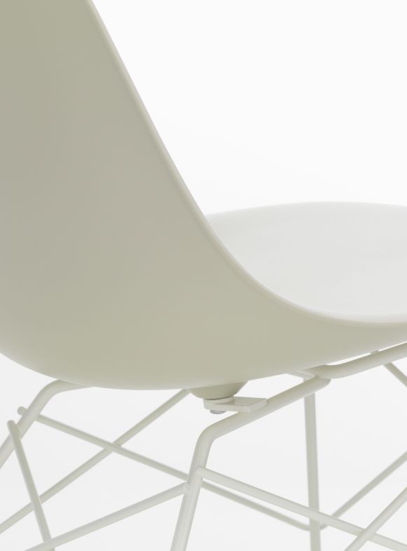 Eames Plastic Side Chair LSR chaise Vitra