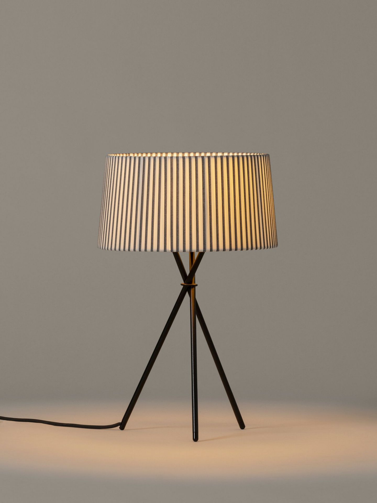 Tripode M3 lampe de table Bretona Stripes Santa & Cole Tripode M3 lampe de table Bretona Stripes Santa & Cole