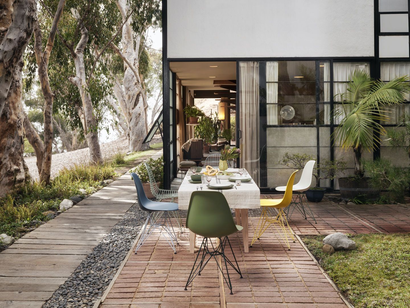 Eames Plastic Side Chair DSR chaise Vitra