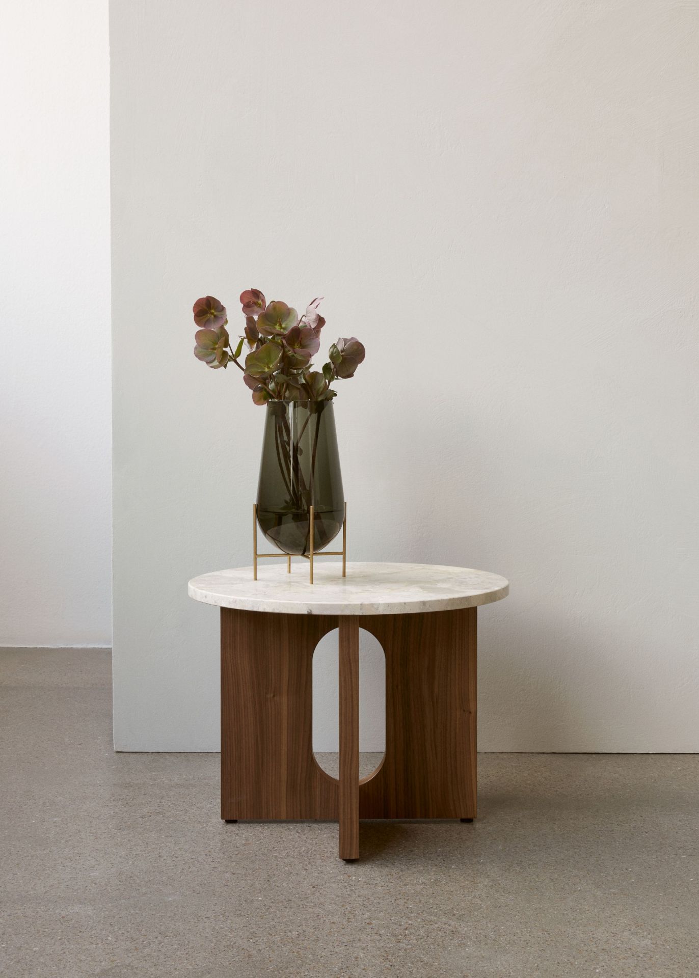 Androgyne table d'appoint Ø50 cm Audo Androgyne Beistelltisch mit Walnuss-Gestell und Kunis Breccia Stone Tischplatte, ideal für moderne Wohnräume.