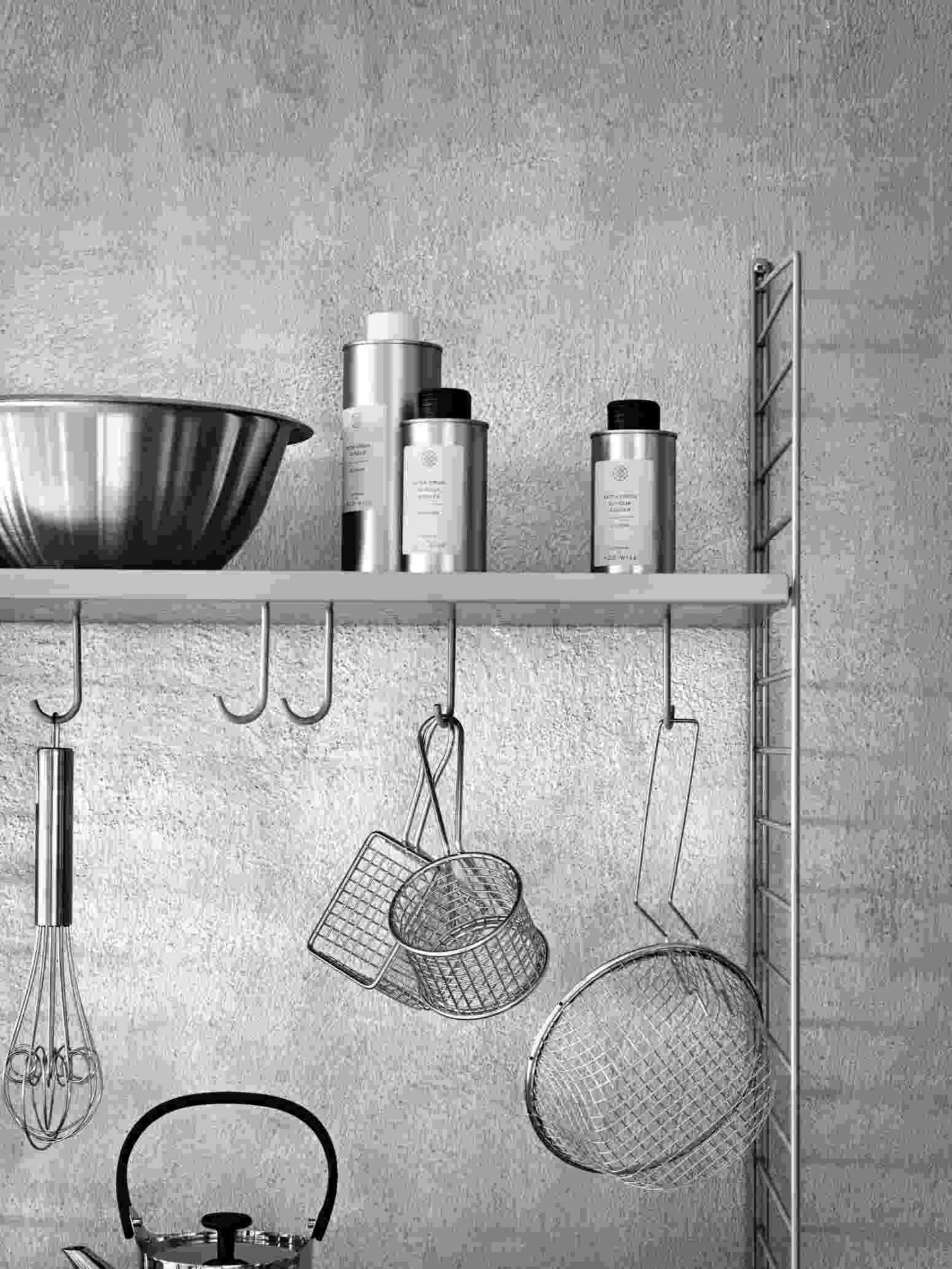 String Système d'étagères murales de cuisine H String Furniture