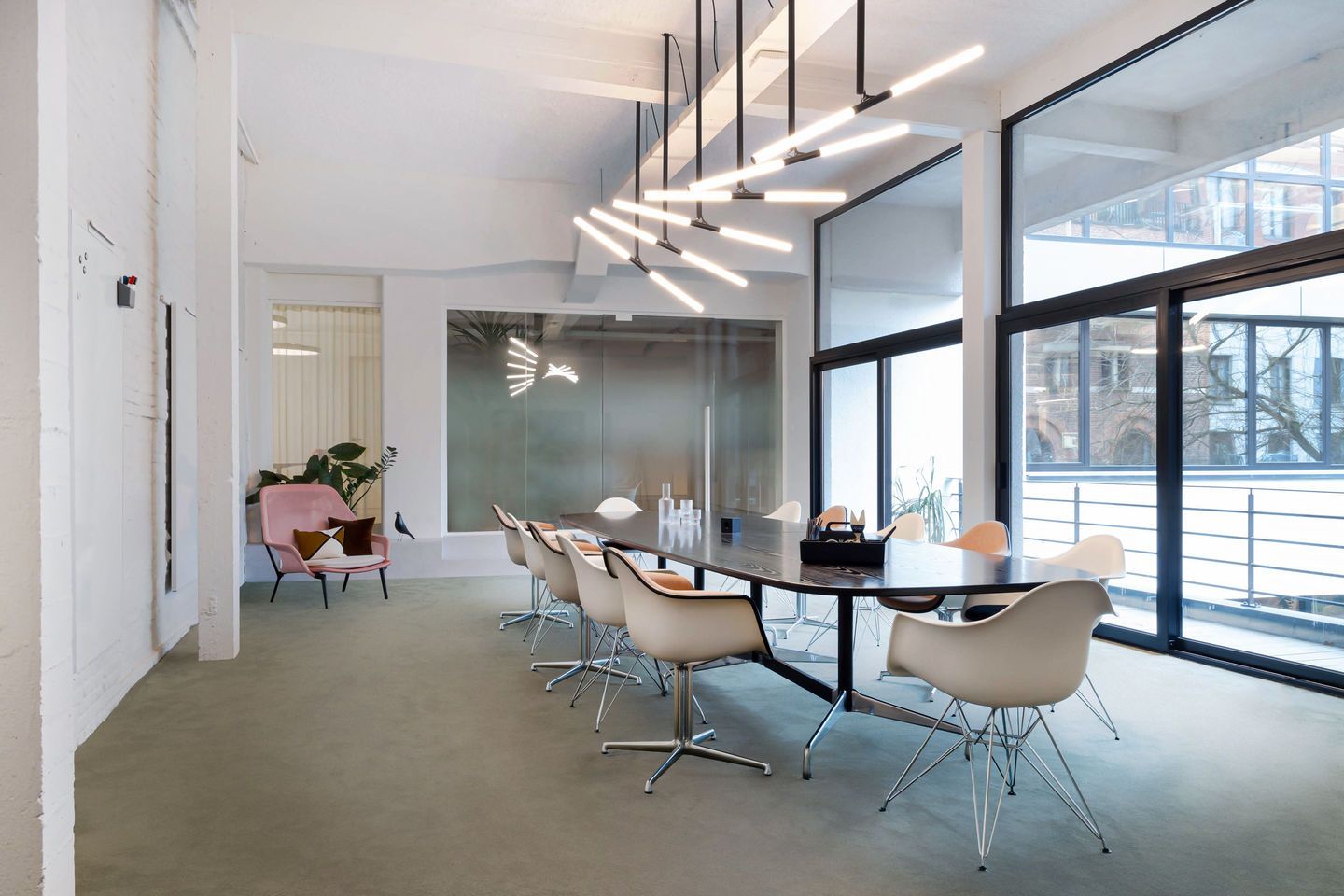 Eames Plastic Arm Chair DAL avec coussin d'assise Vitra