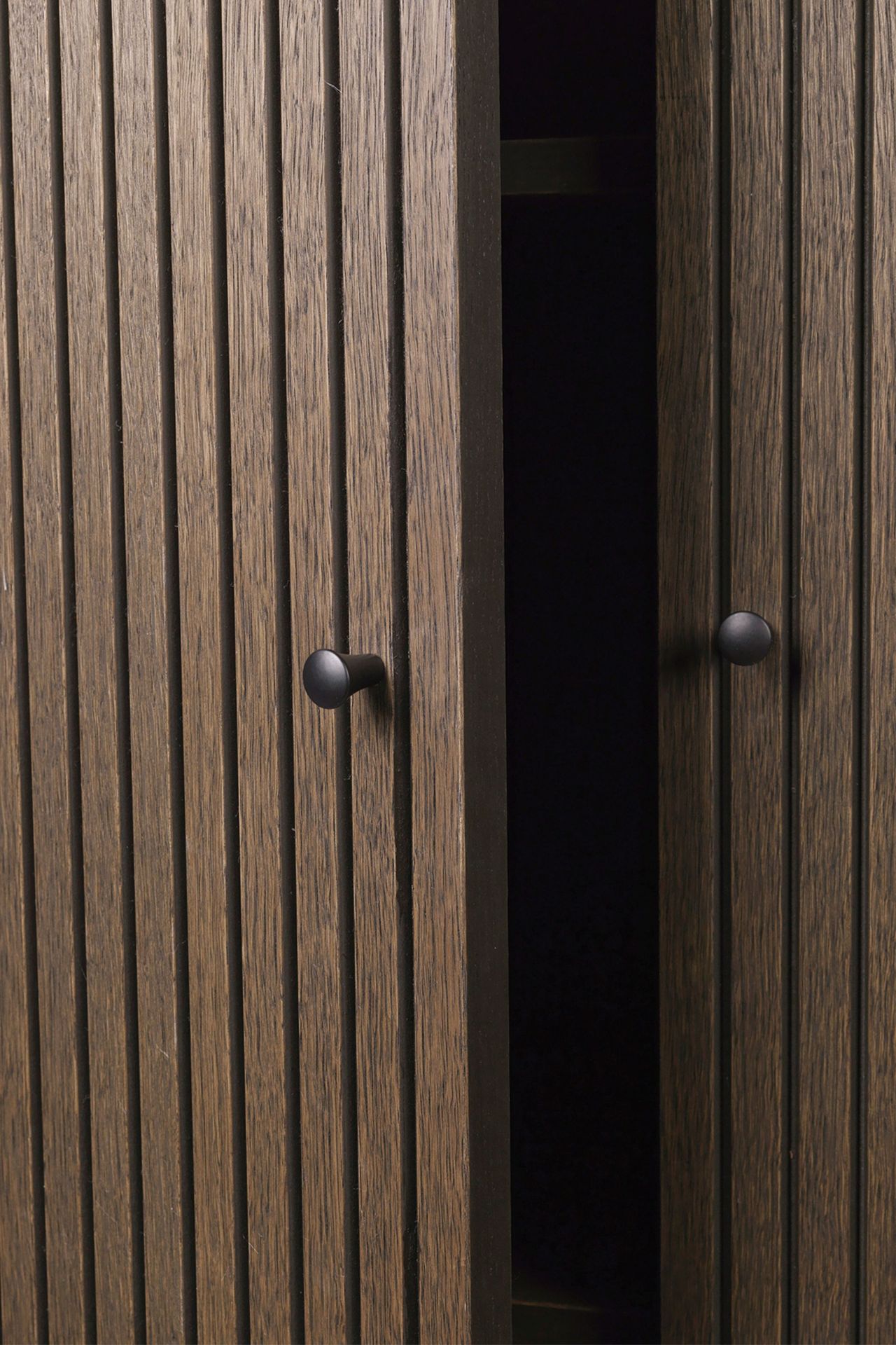 Sill Armoire basse chêne foncé teinté Ferm Living