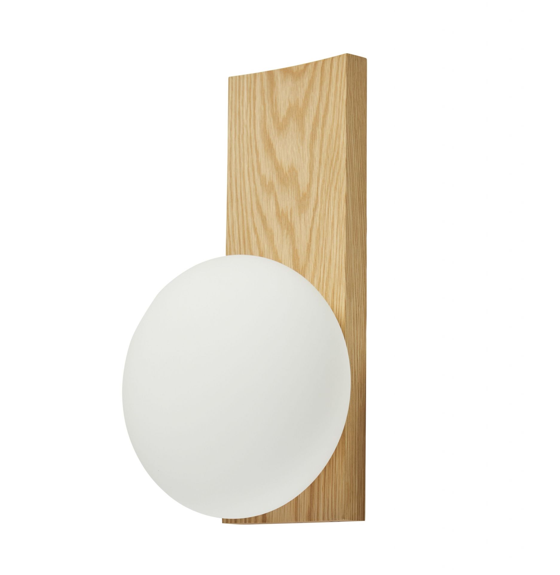 Dew Wandleuchte von Woud: Moderne Lampe mit Holzsockel und weißem, rundem Lampenschirm.