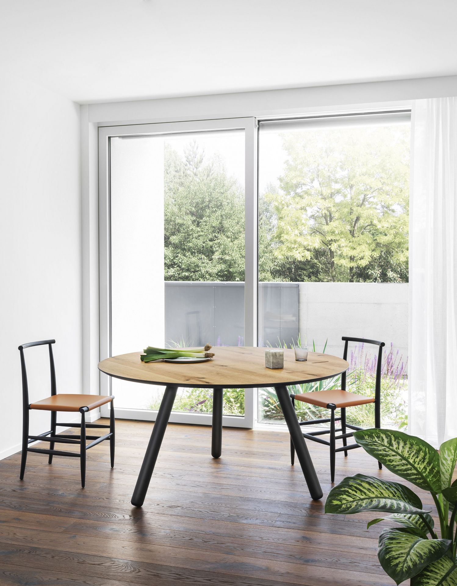 Table Pixie pieds ronds noir Ø 130 cm Miniforms