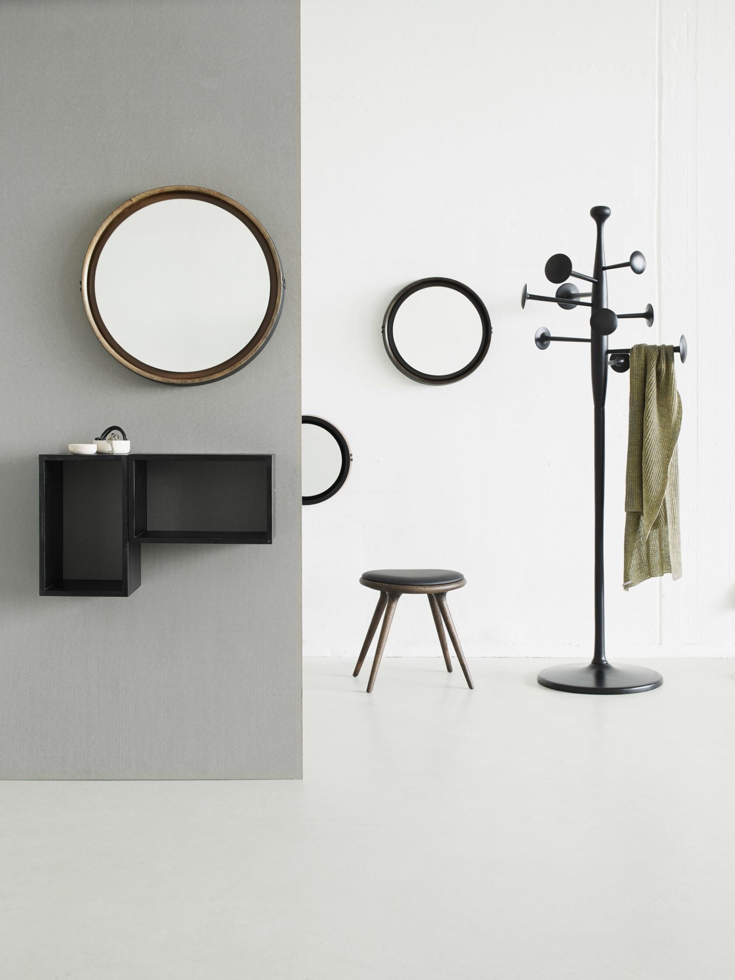 Trumpet Coat Stand Kleiderständer aus schwarzem Aluminium von Mater mit Spiegeln und Hocker im Flur.