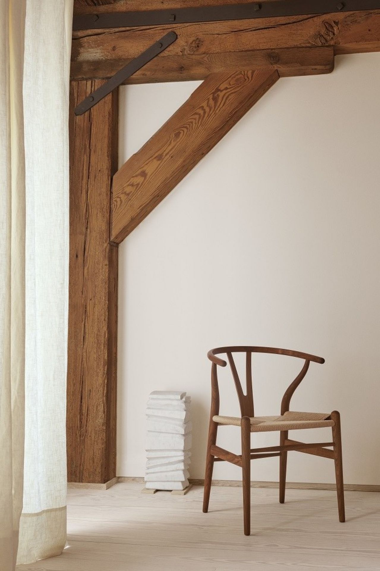 CH24 Wishbone Chair von Carl Hansen & Søn in Räucheröl, ikonischer Designklassiker.