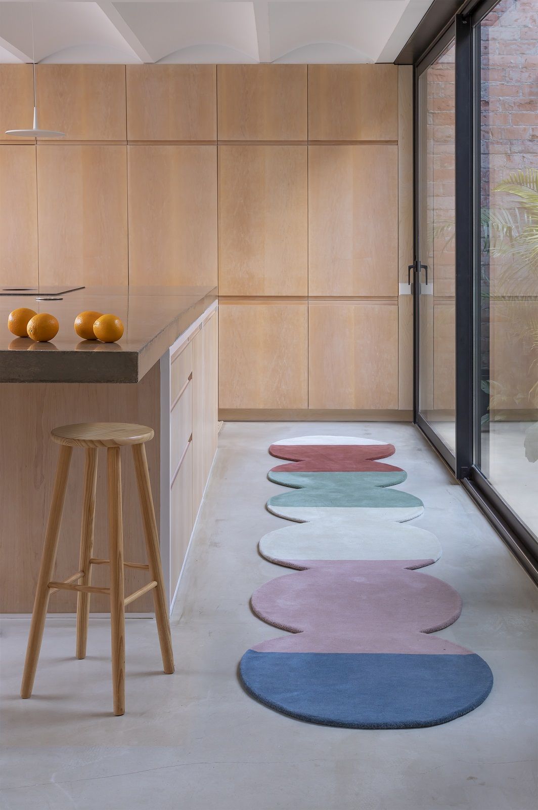 Nanimarquina Teppich "Pearls Runner" in Küche mit runden, farbigen Elementen. Moderner Design Teppich.