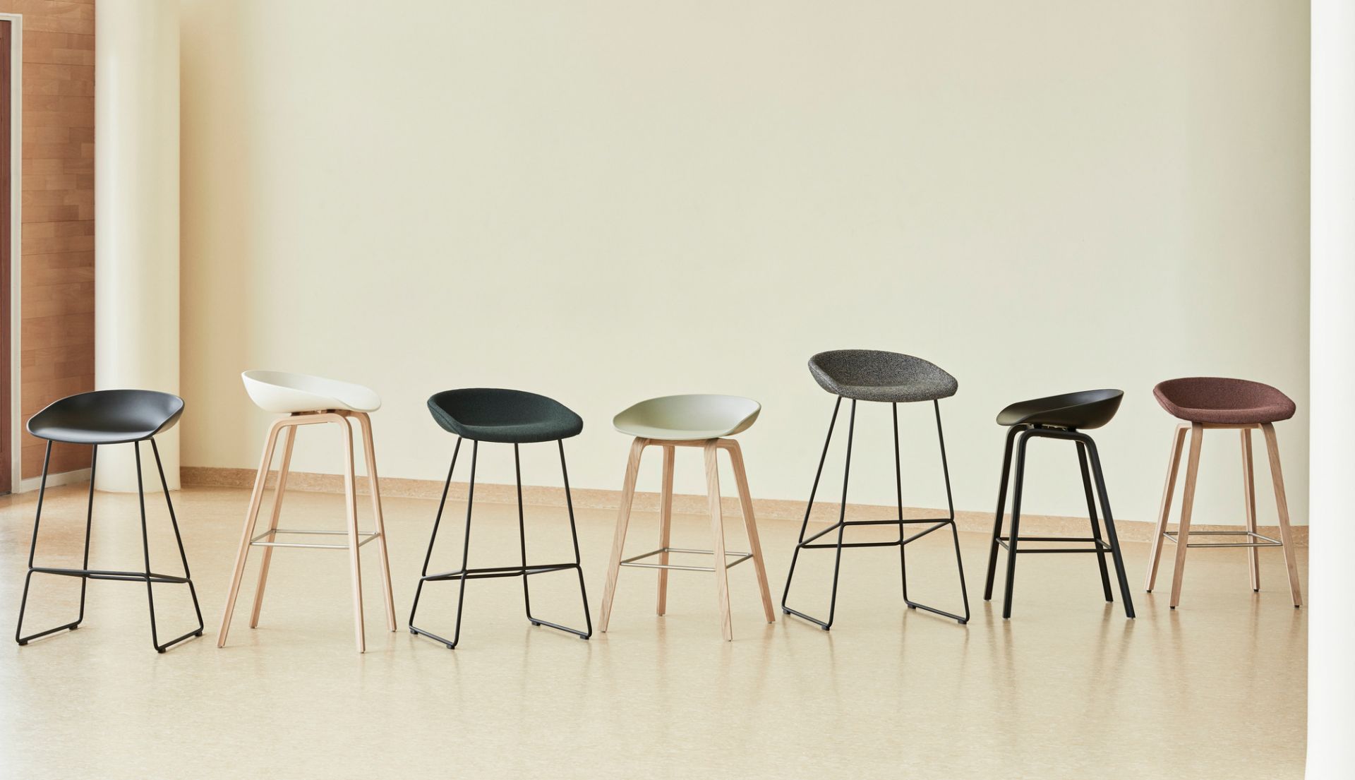 About a Stool AAS 33 / AAS33 Tabouret de bar entièrement rembourré Hay