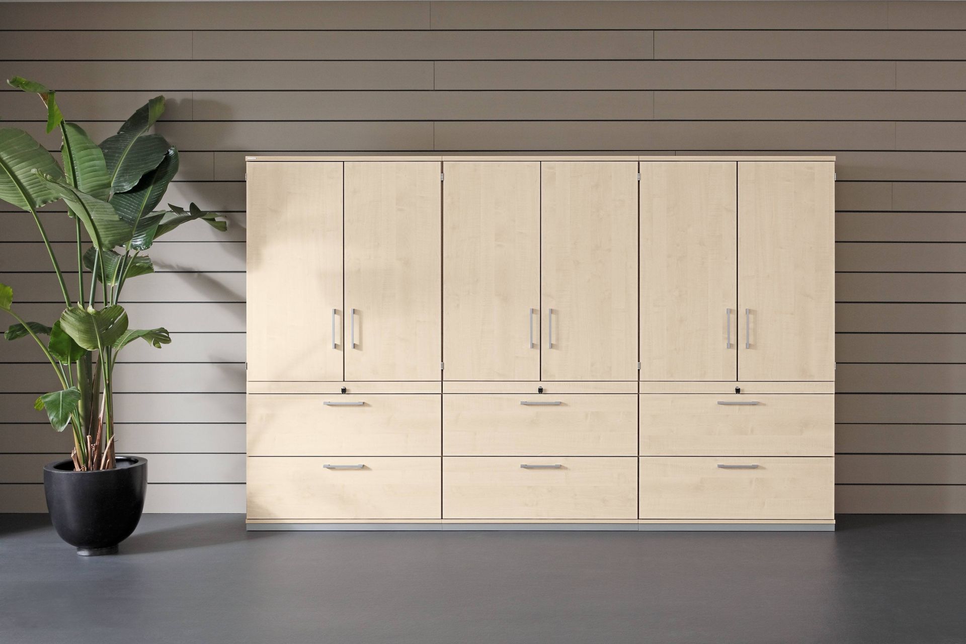 Prisma Schrank von Palmberg mit Schiebetüren und Schubladen in hellem Holzdekor für Büro.