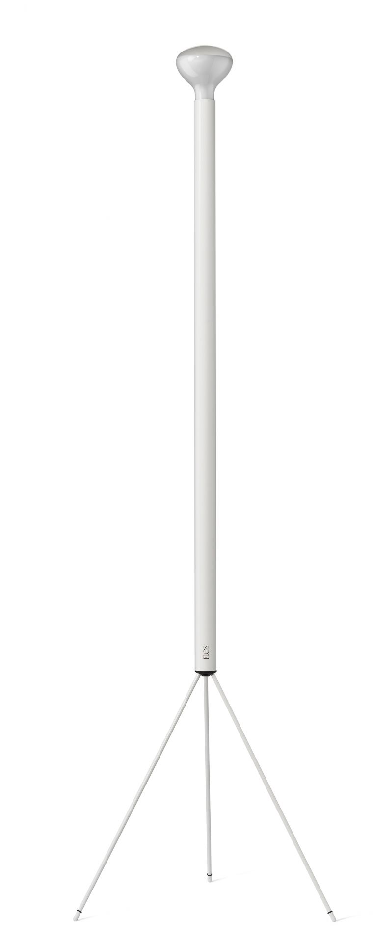 Weisse Flos Stehleuchte Luminator mit schlankem Design und dreibeinigem Fuss für moderne Beleuchtung.
