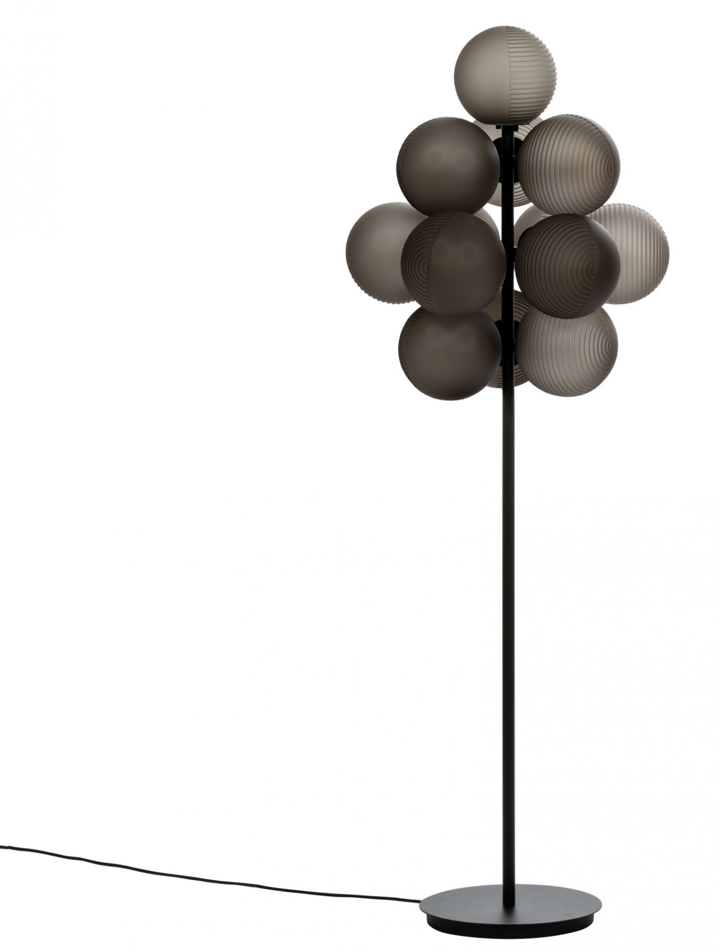 Stellar Grape Stehleuchte von Pulpo in Rauchgrau und Schwarz mit Kugeldesign.