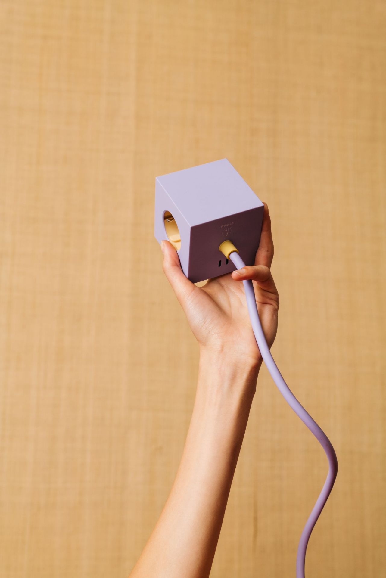 Square 1 - Avolt x Bauhaus Cube de prises avec USB-C édition exclusive Mulberry Red dfp Design