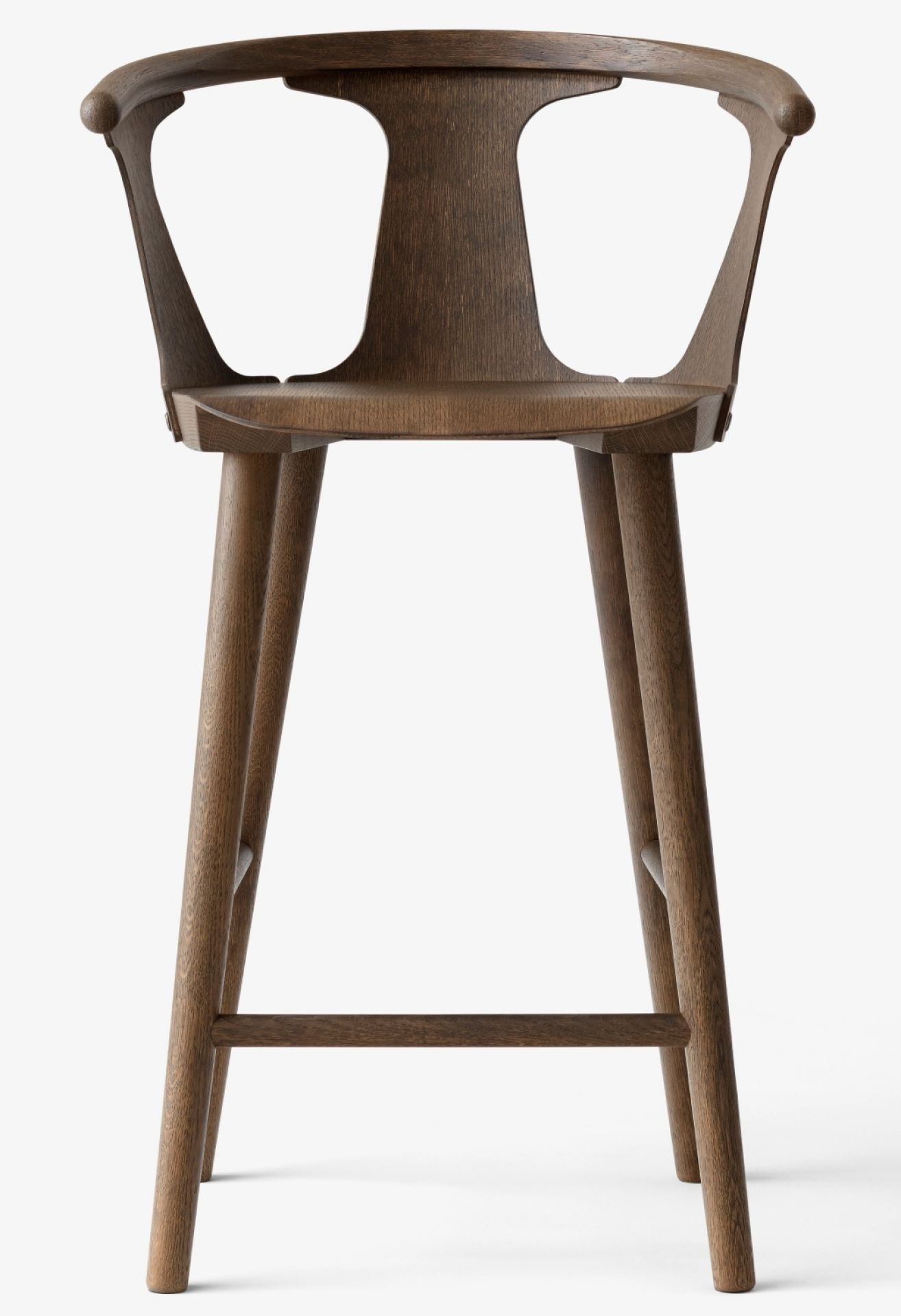 In Between Barstool aus geräucherter Eiche von AndTradition: Moderner Barhocker mit Rückenlehne.