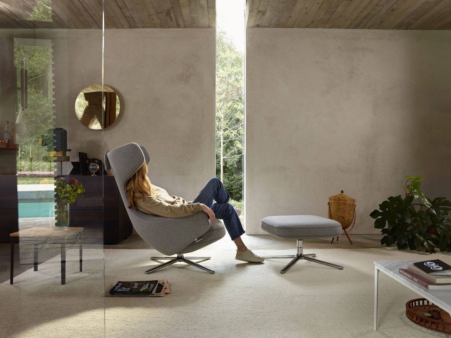 Fauteuil et repose-pieds Grand Repos combinaison préférée Vitra Cosy Kieselstein 40 cm