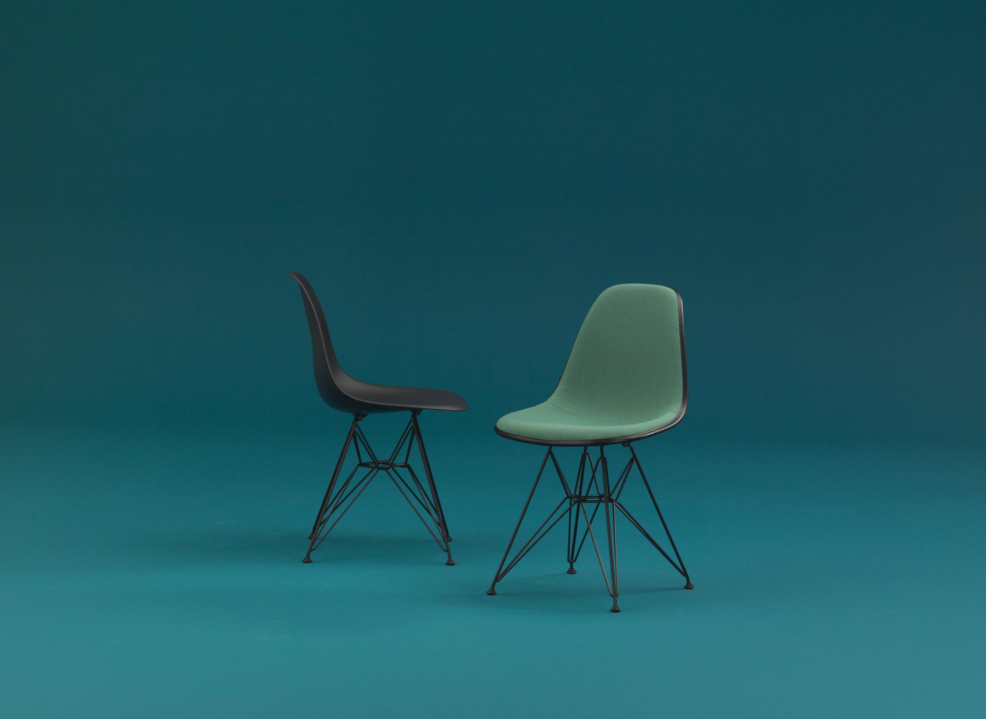Eames Plastic Side Chair DSR Stuhl Vitra-Classic rot-Basic dark Eames Plastic Side Chair DSR Stuhl Vitra-Classic rot-Basic dark