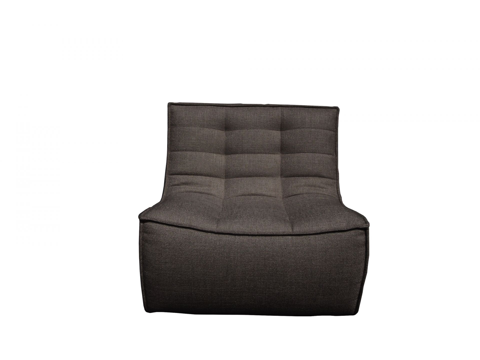 Dunkelgrauer Sessel N701 von Ethnicraft: Moderner Loungesessel mit Stoffbezug und quadratischer Steppung. Gemütlicher Relaxsessel für Wohnzimmer.