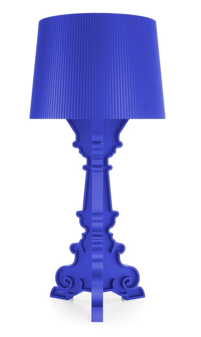 Blaue Bourgie Tischleuchte von Kartell mit plissiertem Lampenschirm und verschnörkeltem Lampenfuß aus Kunststoff.