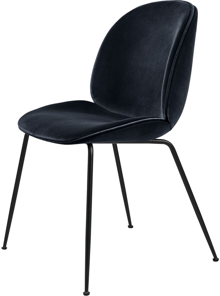 Beetle Chair Stuhl von Gubi, dunkelblauer Samtbezug und schwarzes Metallgestell, Seitenansicht.