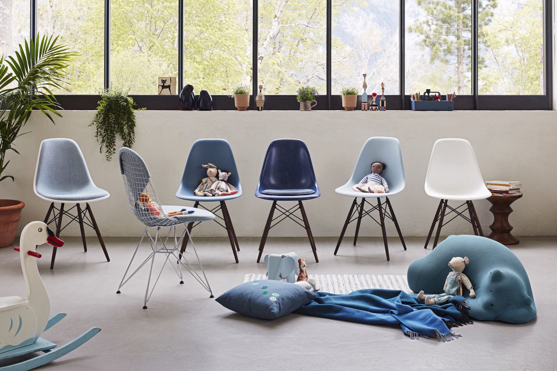 Eames Plastic Side Chair DSW Chaise Vitra Frêne couleur miel - rouille rouge