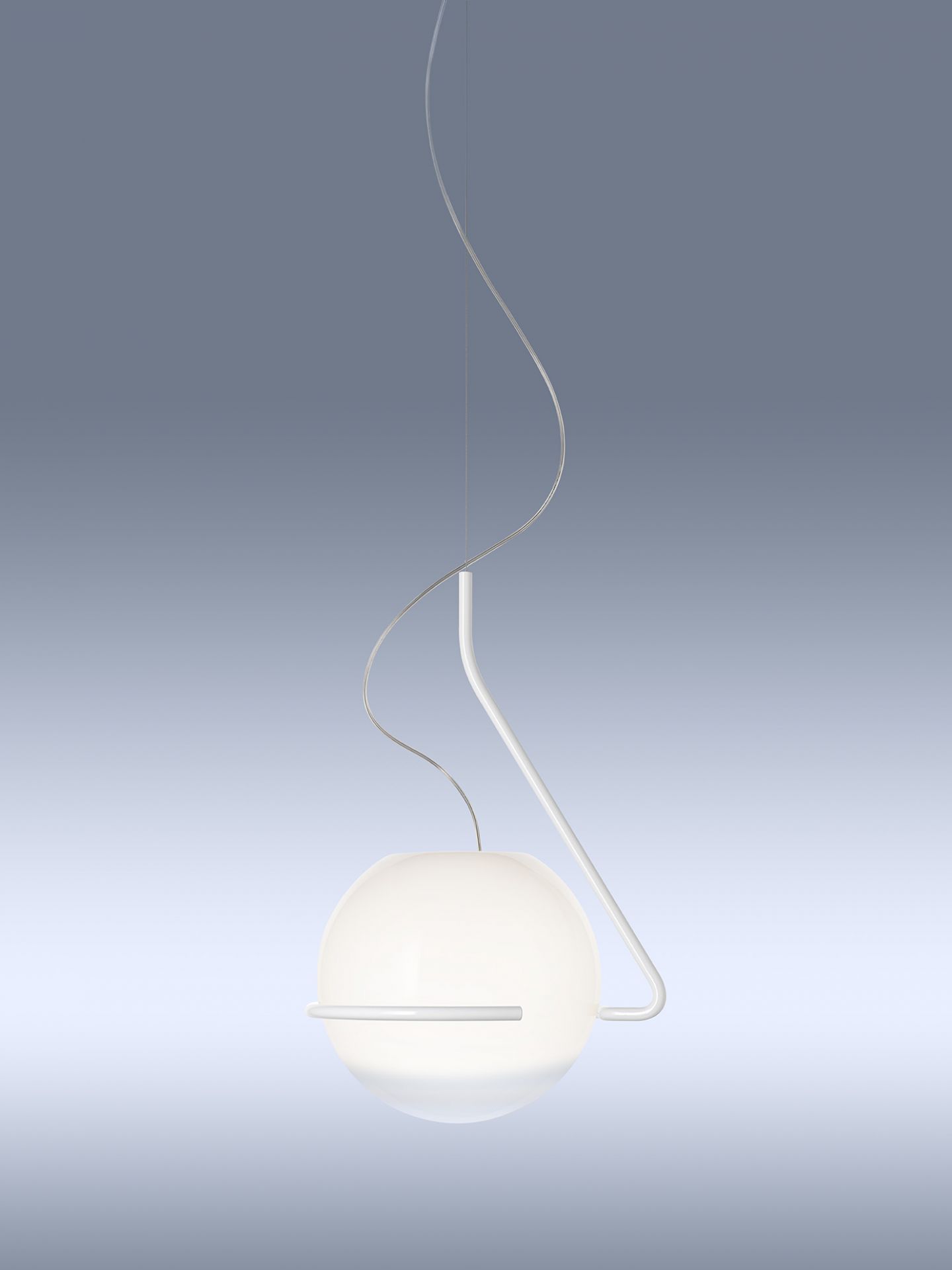 Tonda Pendelleuchte von Foscarini: Moderne Hängelampe mit weißem, kugelförmigem Lampenschirm und geschwungenem, weißem Metallgestell.