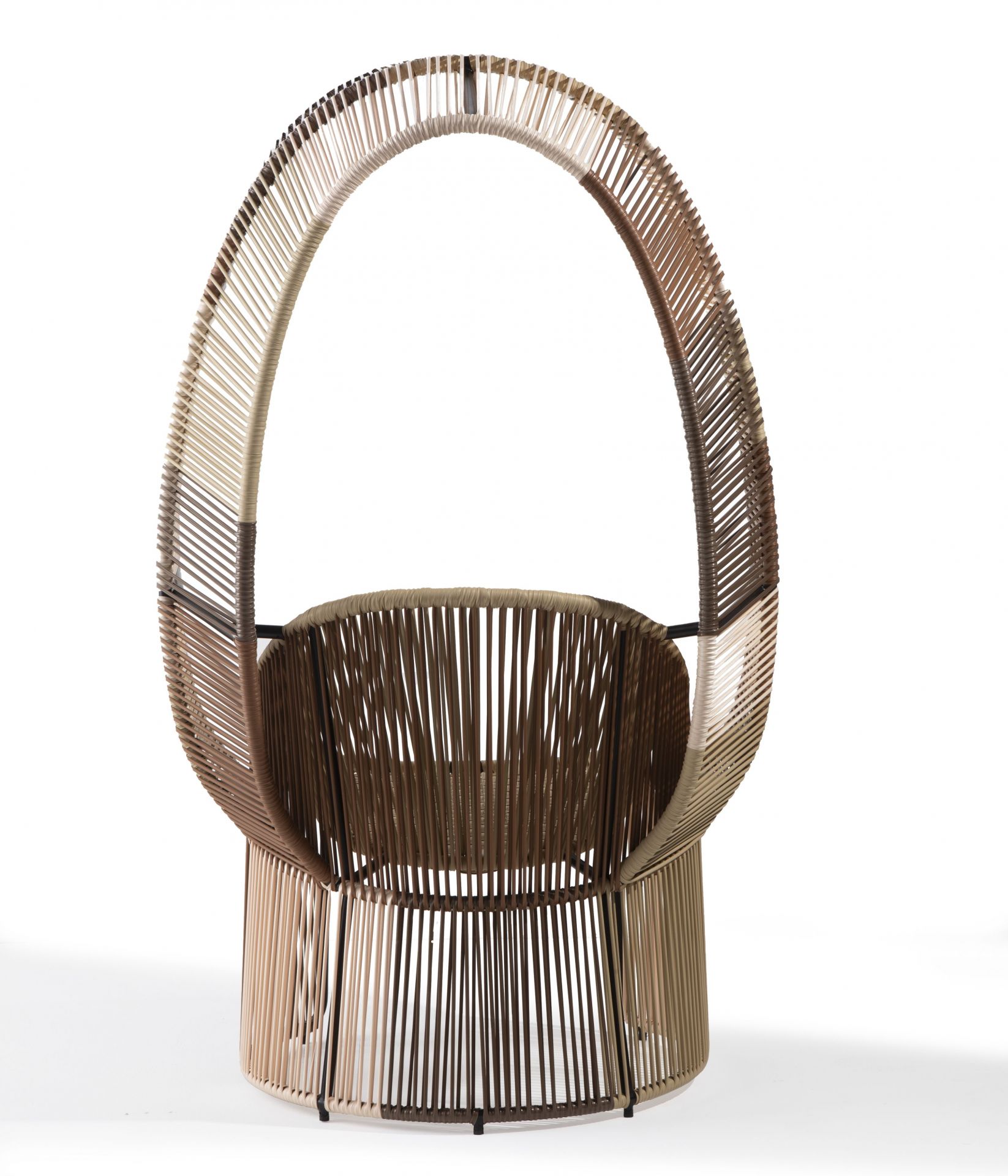 Cartagena Reina Chair: Moderner Outdoor-Sessel aus Rattan in Braun- und Beigetönen auf weißem Hintergrund.