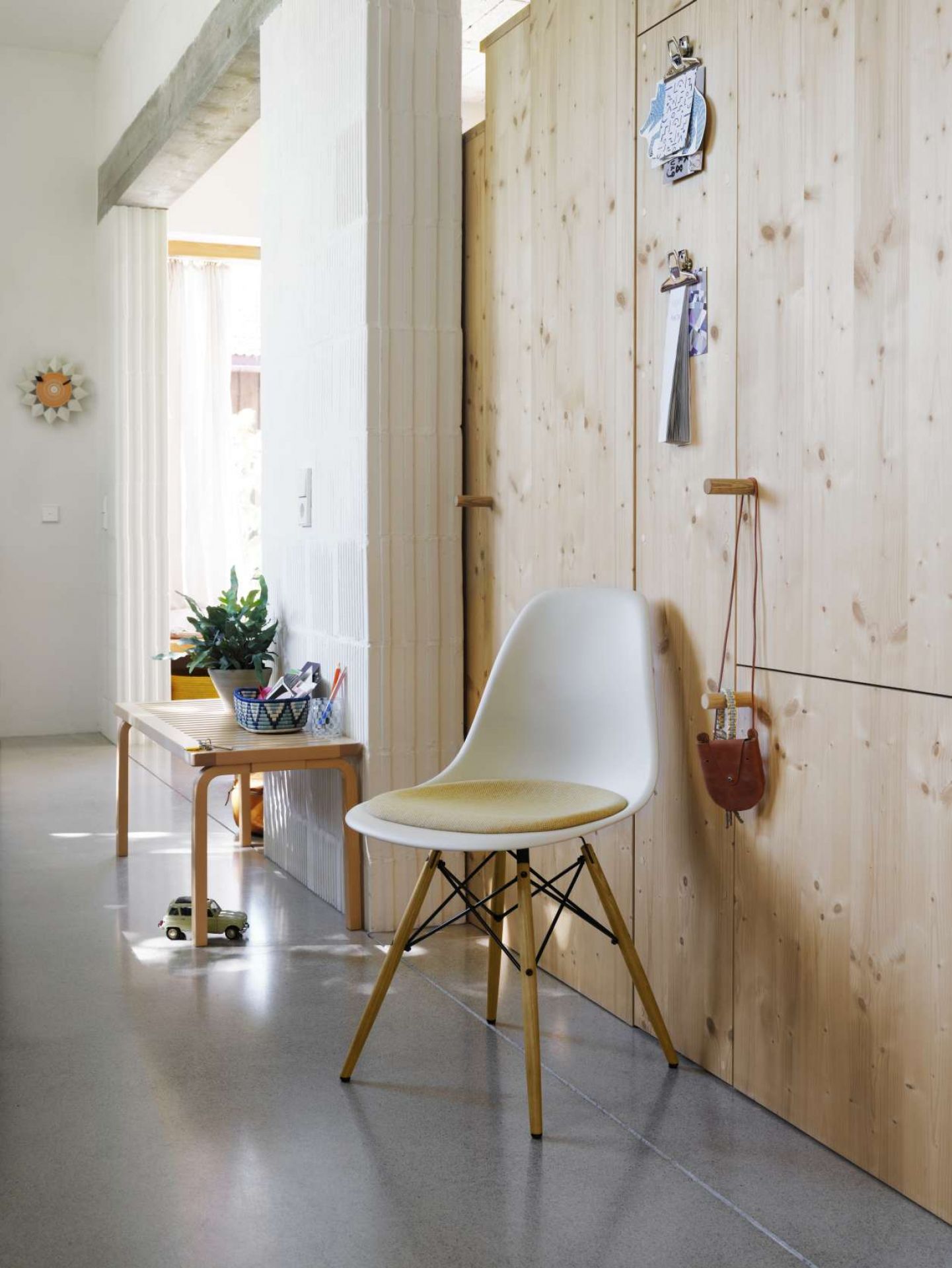 Eames Fiberglass Chair DSW chaise avec coussin d'assise Vitra