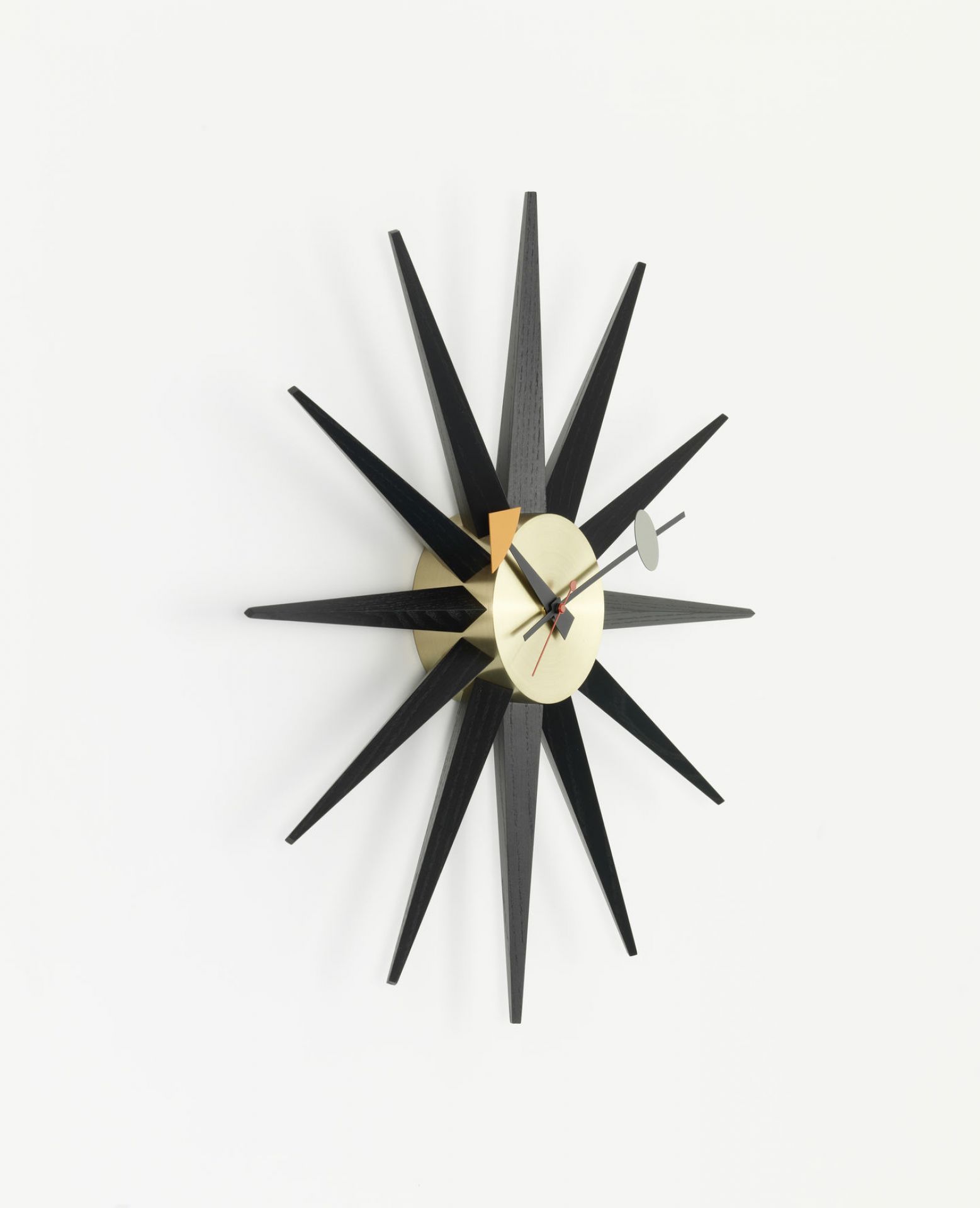 Vitra Grande horloge murale boule Vitra des années 1950 en métal noir et laiton... 