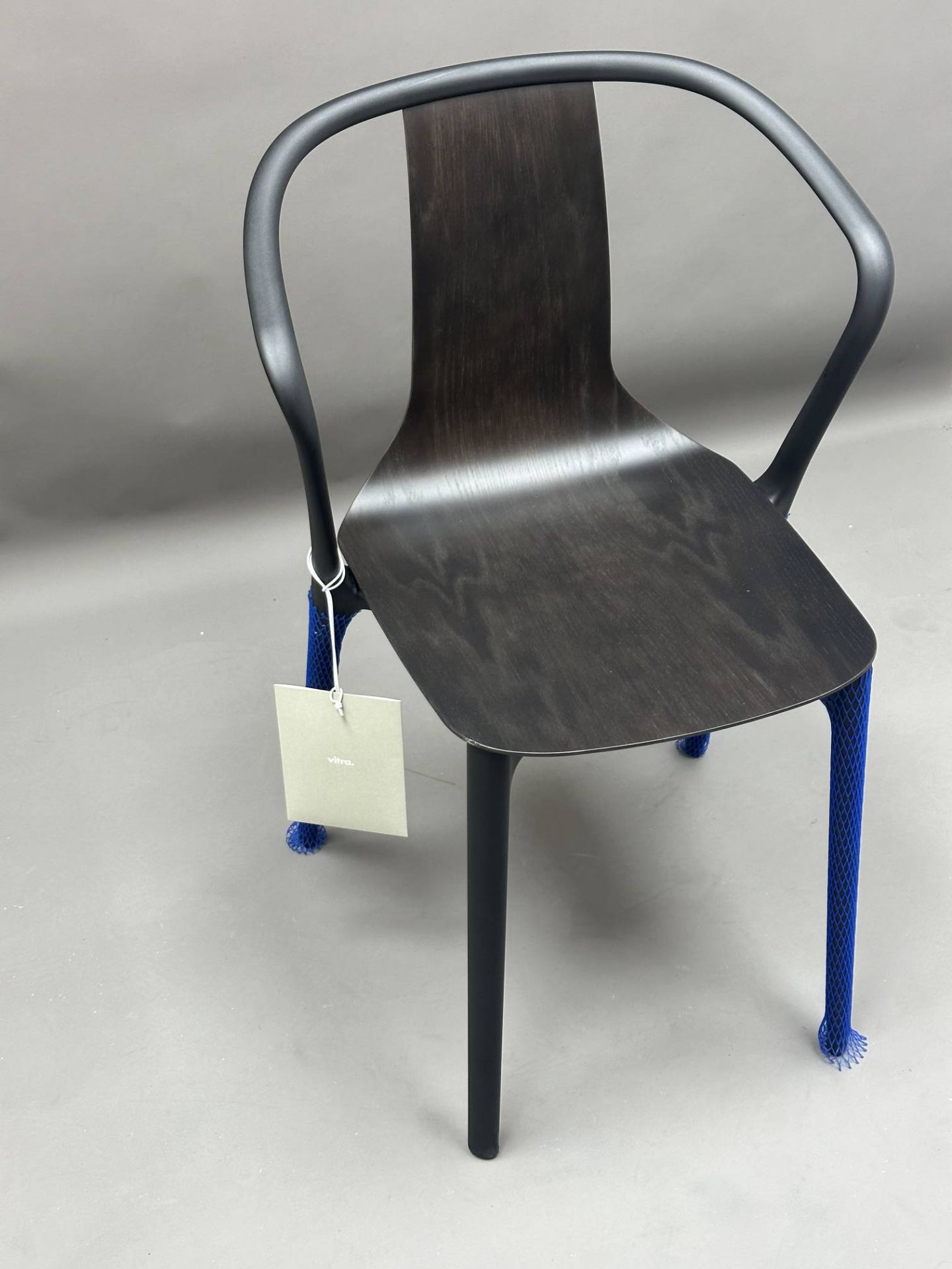 Belleville Armchair Wood chaise TABLEAU NOIR PROFOND / SIÈGE CHÊNE FONCÉ Vitra EXEMPLE DE MANIÈRE