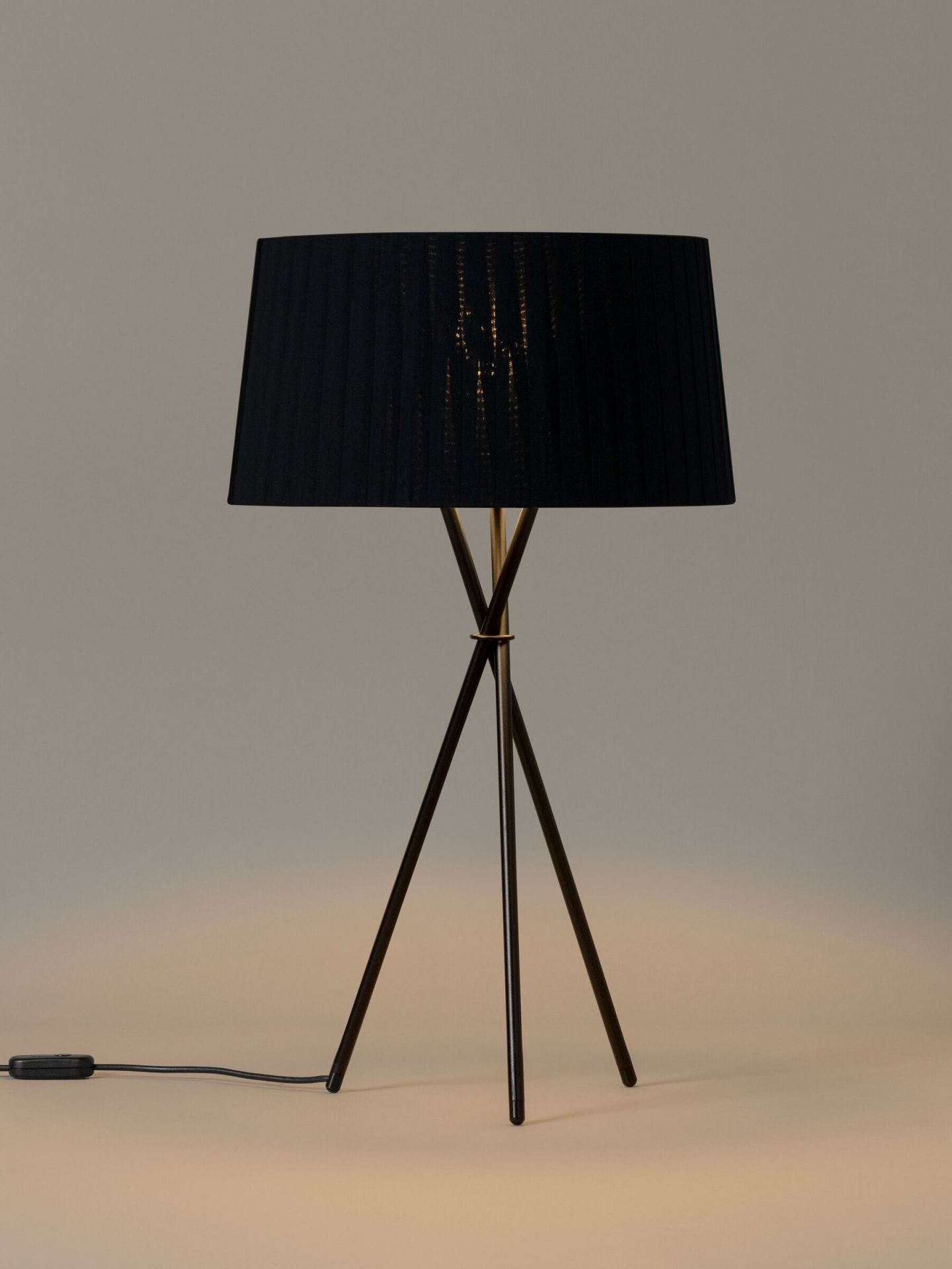 Tripode G6 lampe de table noir Santa & Cole Tripode G6 lampe de table noir Santa & Cole