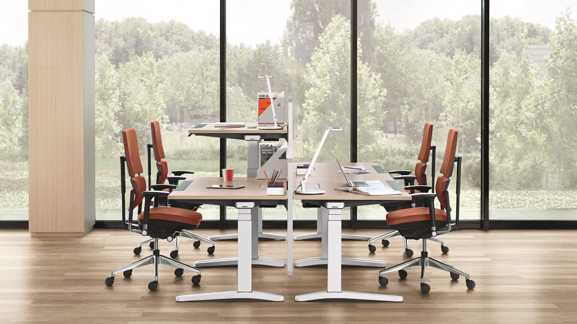 Büro mit Steelcase Ology Sitz-/Steh-Tischen, höhenverstellbar, ergonomisch, mit Bürostühlen und natürlichem Licht.