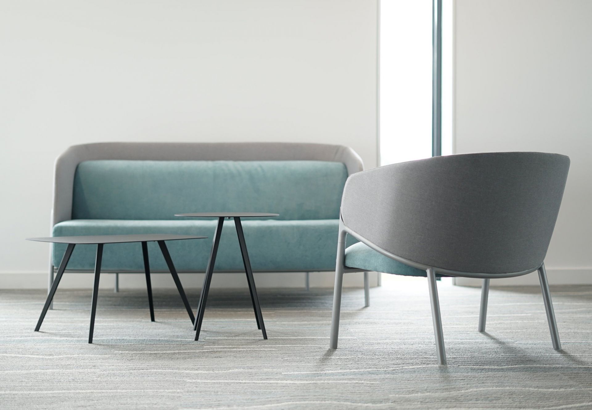 Agorà Beistelltisch, rechteckig, mit schwarzem Gestell vor Sofa und Sessel. Moderner kleiner Tisch.