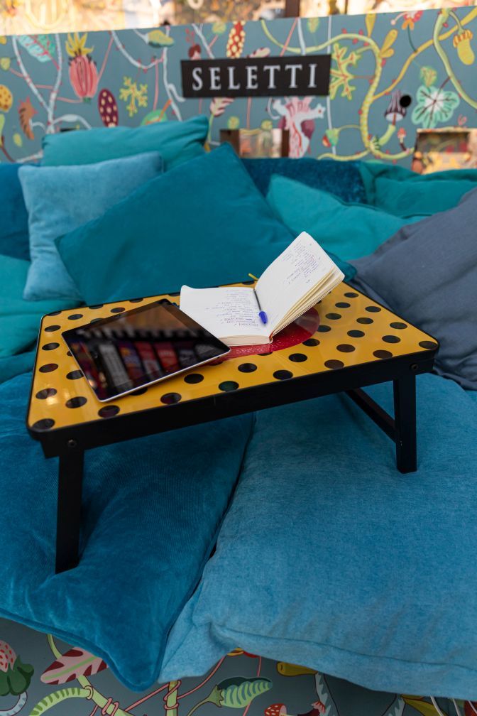 Toiletpaper Sofa Tray Plateau pliable Seletti