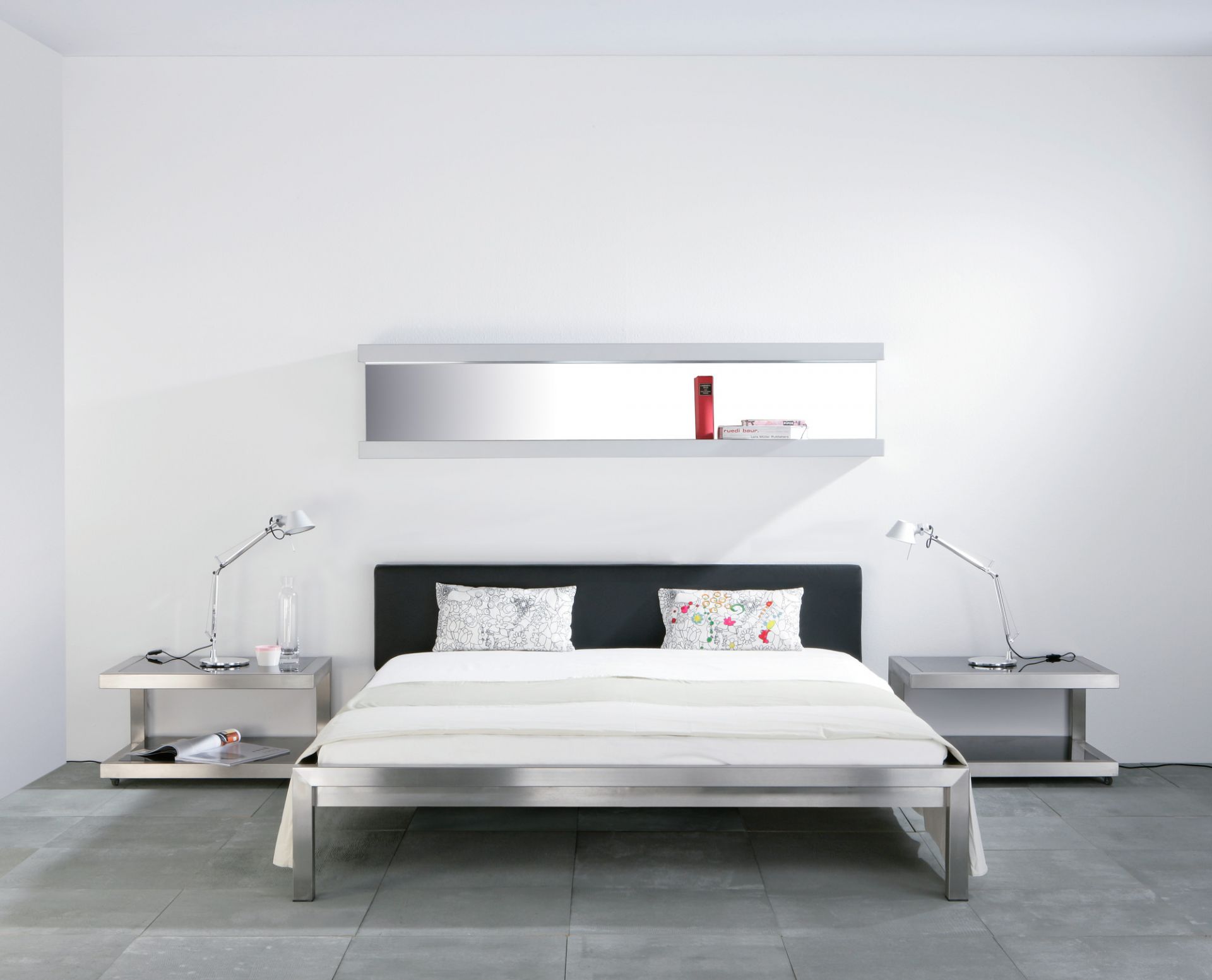 Pure lit acier inoxydable avec tête de lit rembourrée Imitation cuir noir Hans Hansen