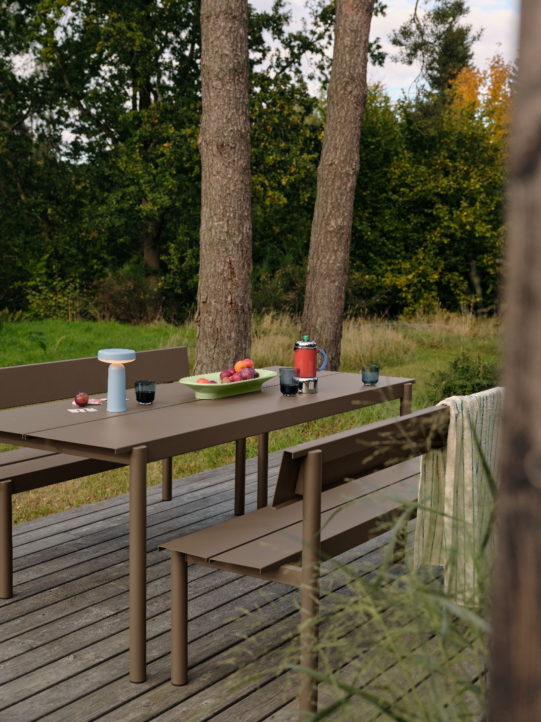 Linear Steel Bench Banc d'extérieur avec dossier 170x34 cm Muuto