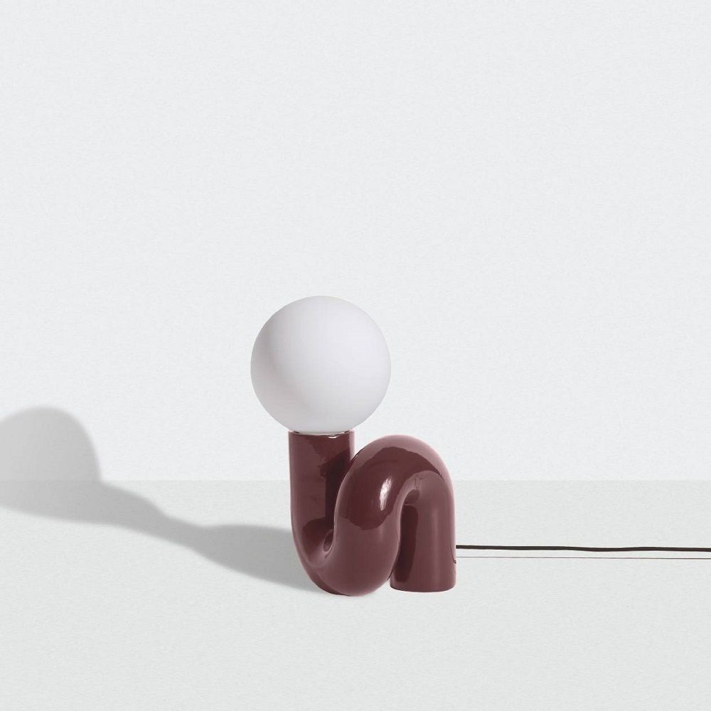 Neotenic Small Table Lamp von Petite Friture: Moderne Tischleuchte in Burgunderrot mit weißem Kugelschirm.