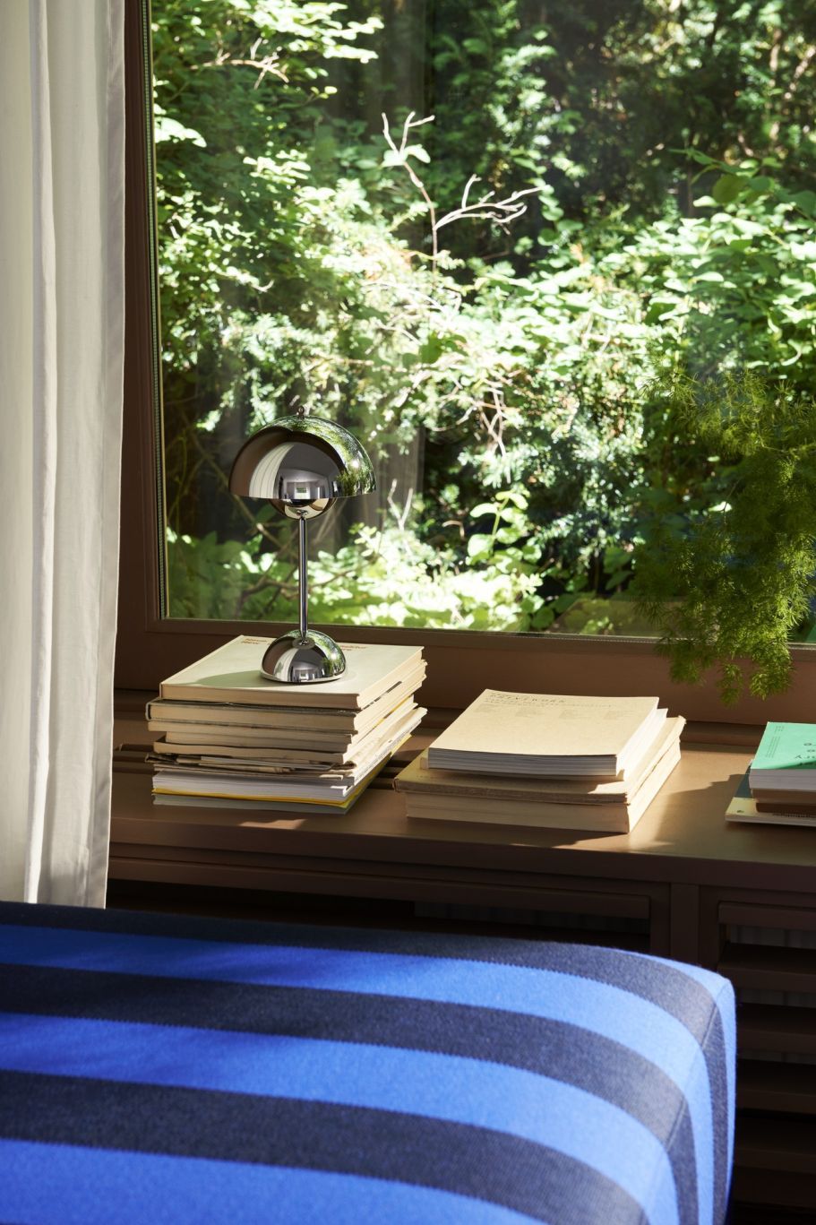 Flowerpot VP9 Portable Lampe à batterie / Lampe de table avec USB AndTradition Chromé