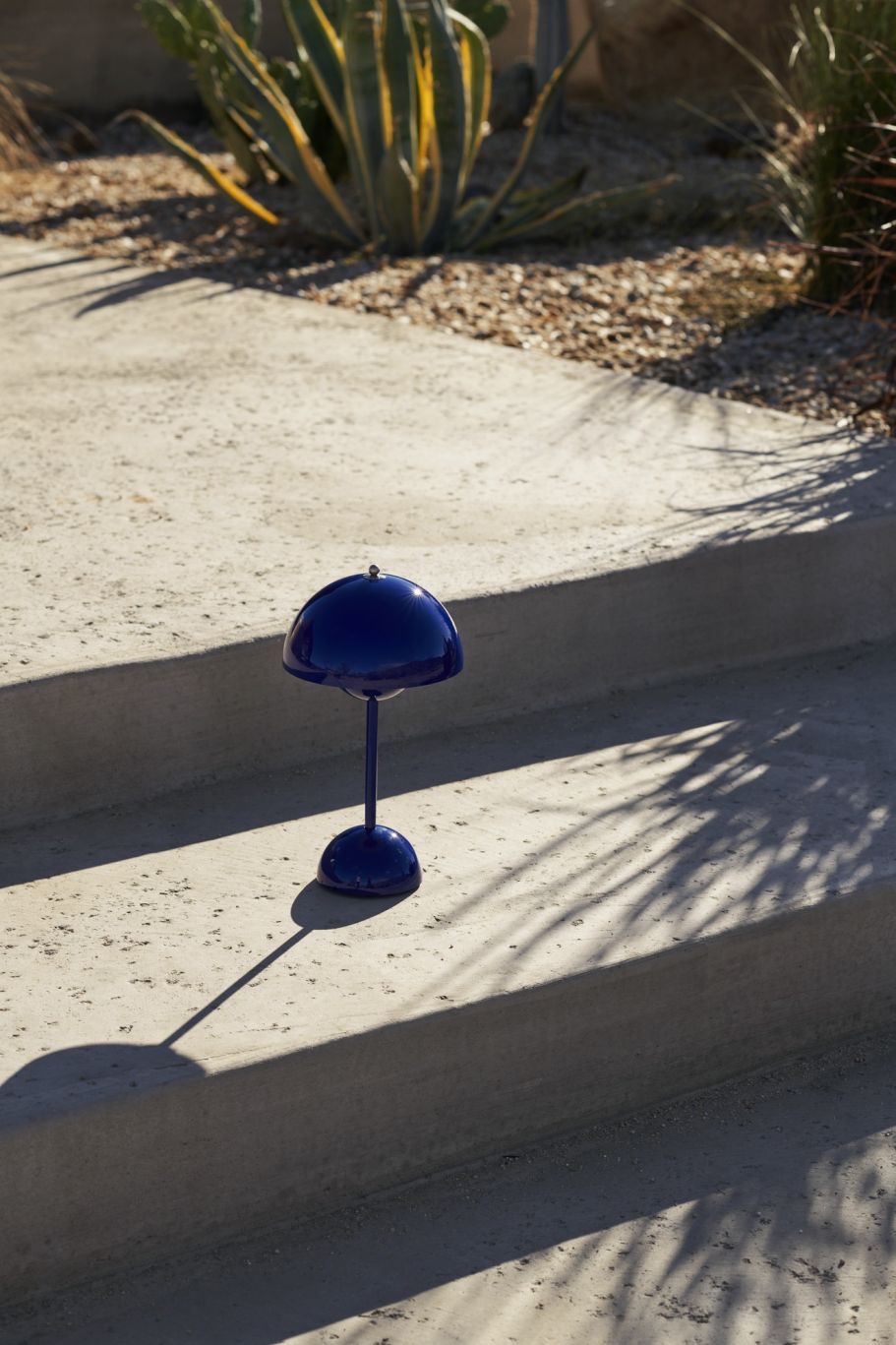 Flowerpot VP9 Portable Lampe à batterie / Lampe de table avec USB AndTradition Bleu cobalt