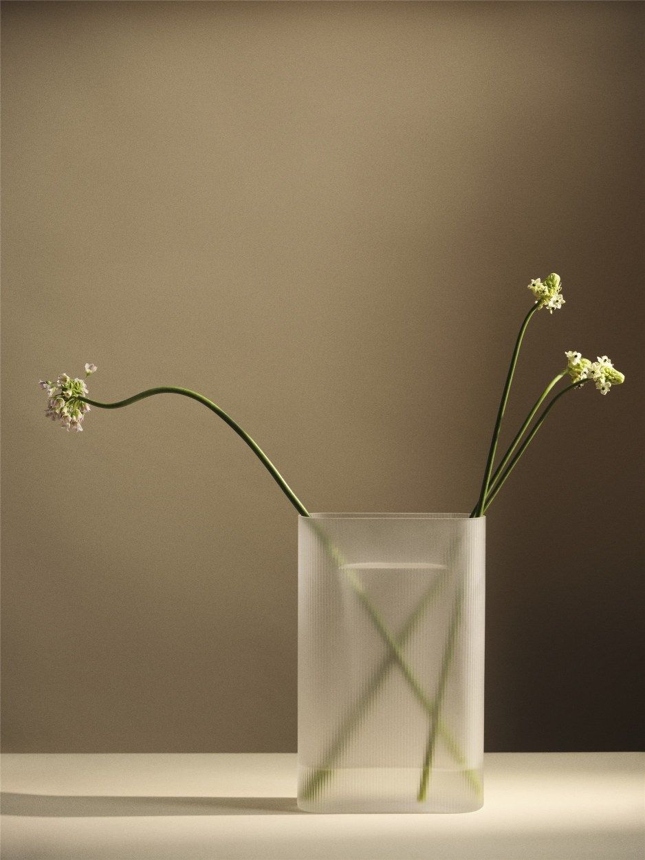 Ridge Vase Muuto Verre dépoli bleu clair H 48,5 cm Ridge Vase Muuto Verre dépoli bleu clair H 48,5 cm
