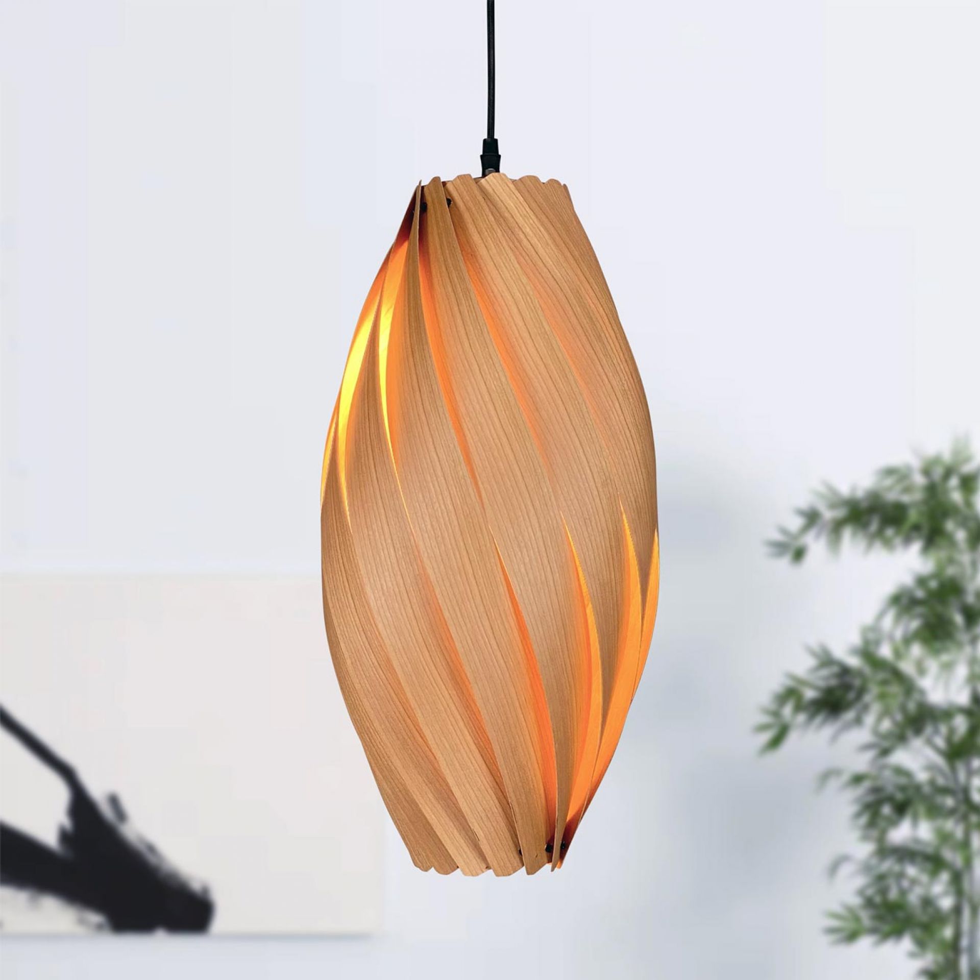 Ardére Hängeleuchte aus Kirschbaumholz, längliche Form, moderne Holzlampe für Wohnzimmer und Esszimmer.