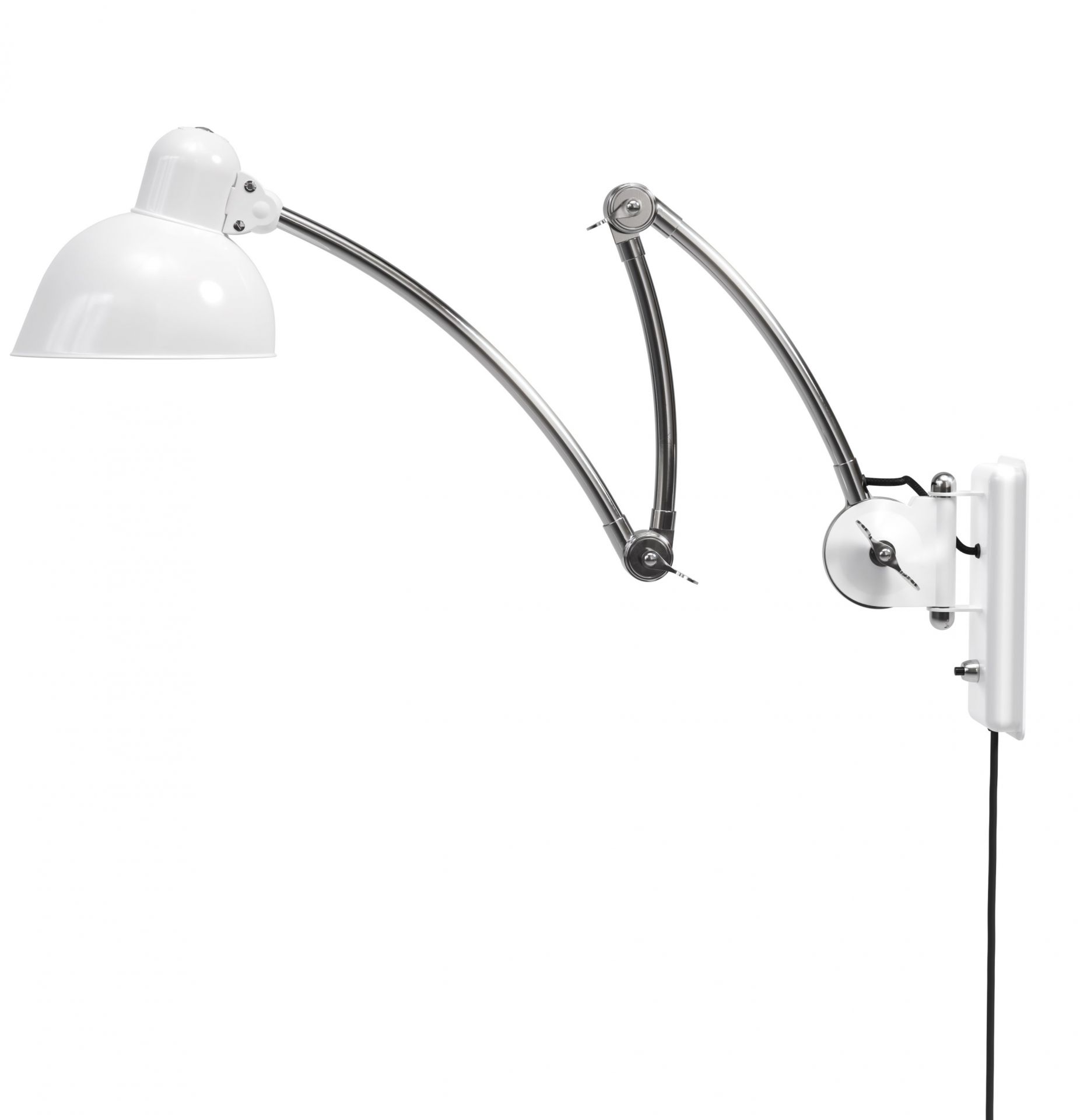 Weiße Kaiser idell Wandleuchte von Fritz Hansen mit verchromtem Arm und Schirm.