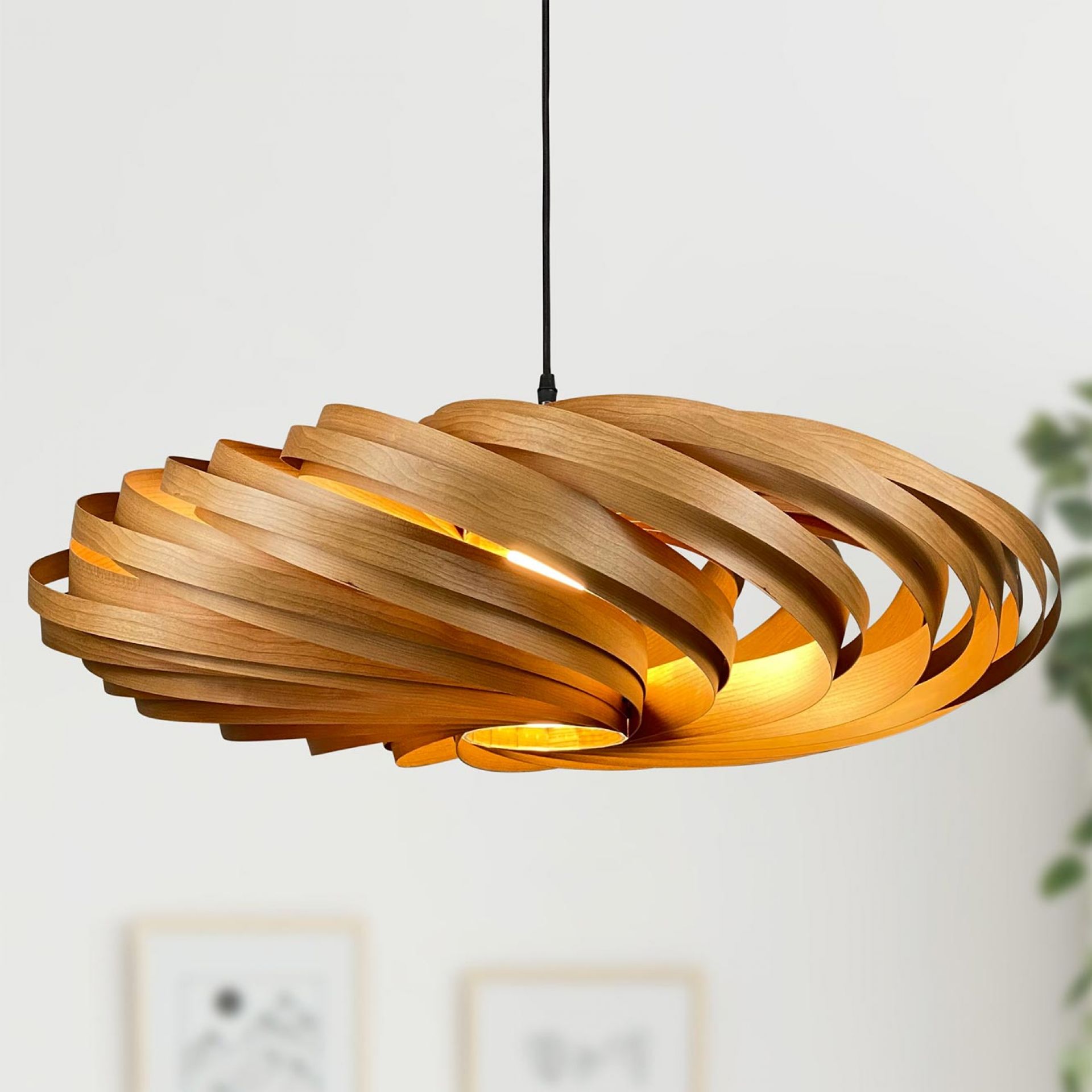 Veneria Hängeleuchte aus Kirschbaumholz, spiralförmiges Design, moderne Pendelleuchte für Wohnzimmer und Essbereich.