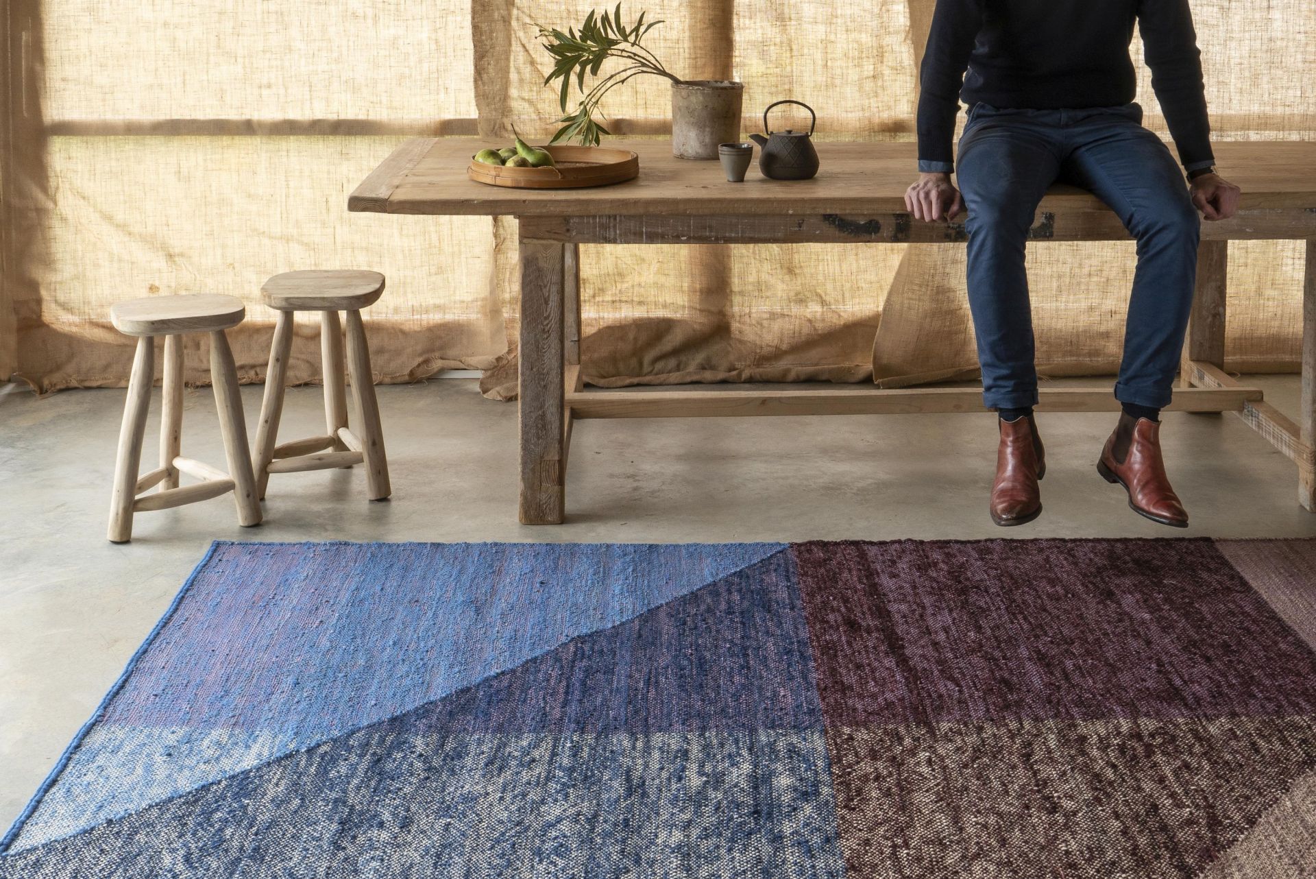 Capas Teppich von Nanimarquina, 200x300 cm, mit geometrischem Muster in Blau- und Brauntönen.