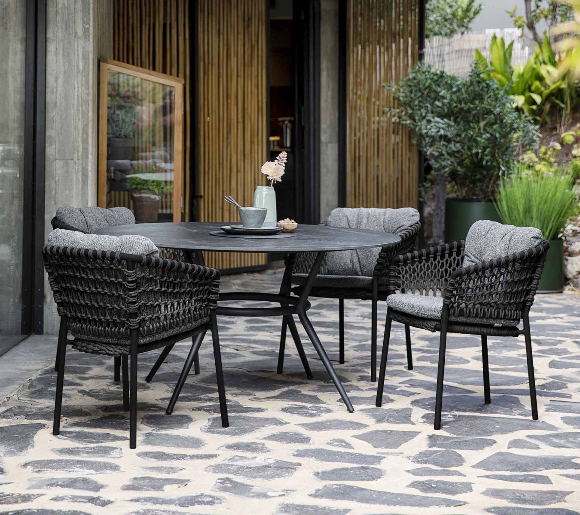 Joy Outdoor Table de salle à manger ronde Pied gris clair / Plateau stratifié compact Cane-Line