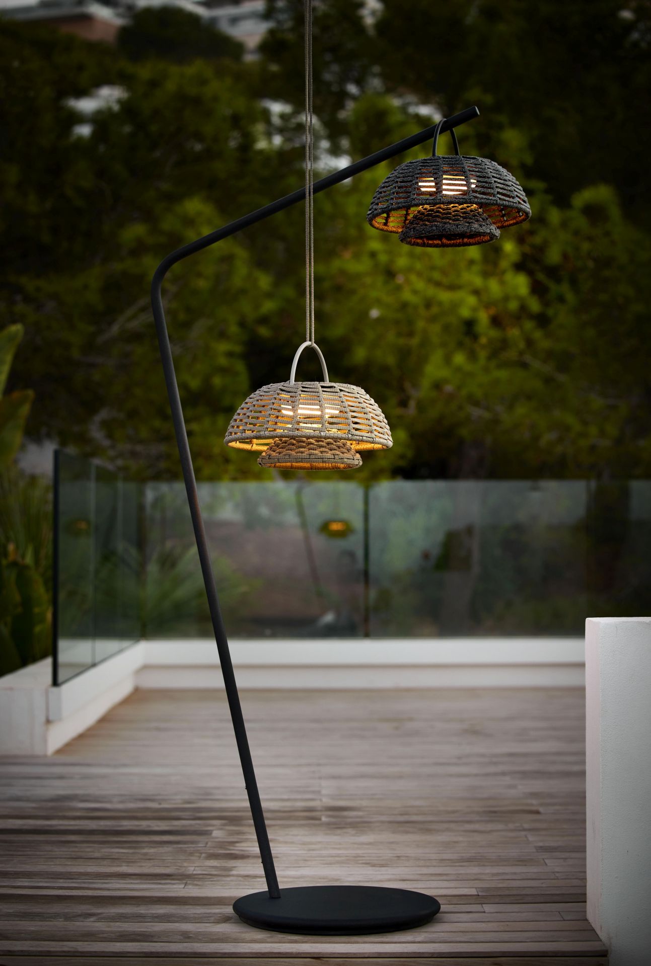 Illusion Outdoor Lampe solaire à LED avec support Cane-Line
