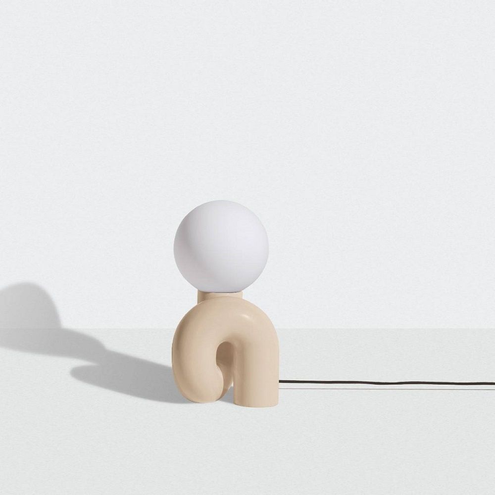 Neotenic Tischleuchte klein Petite Friture in Vanille: Moderne Designlampe mit runder Glühbirne und U-förmigem Fuß.