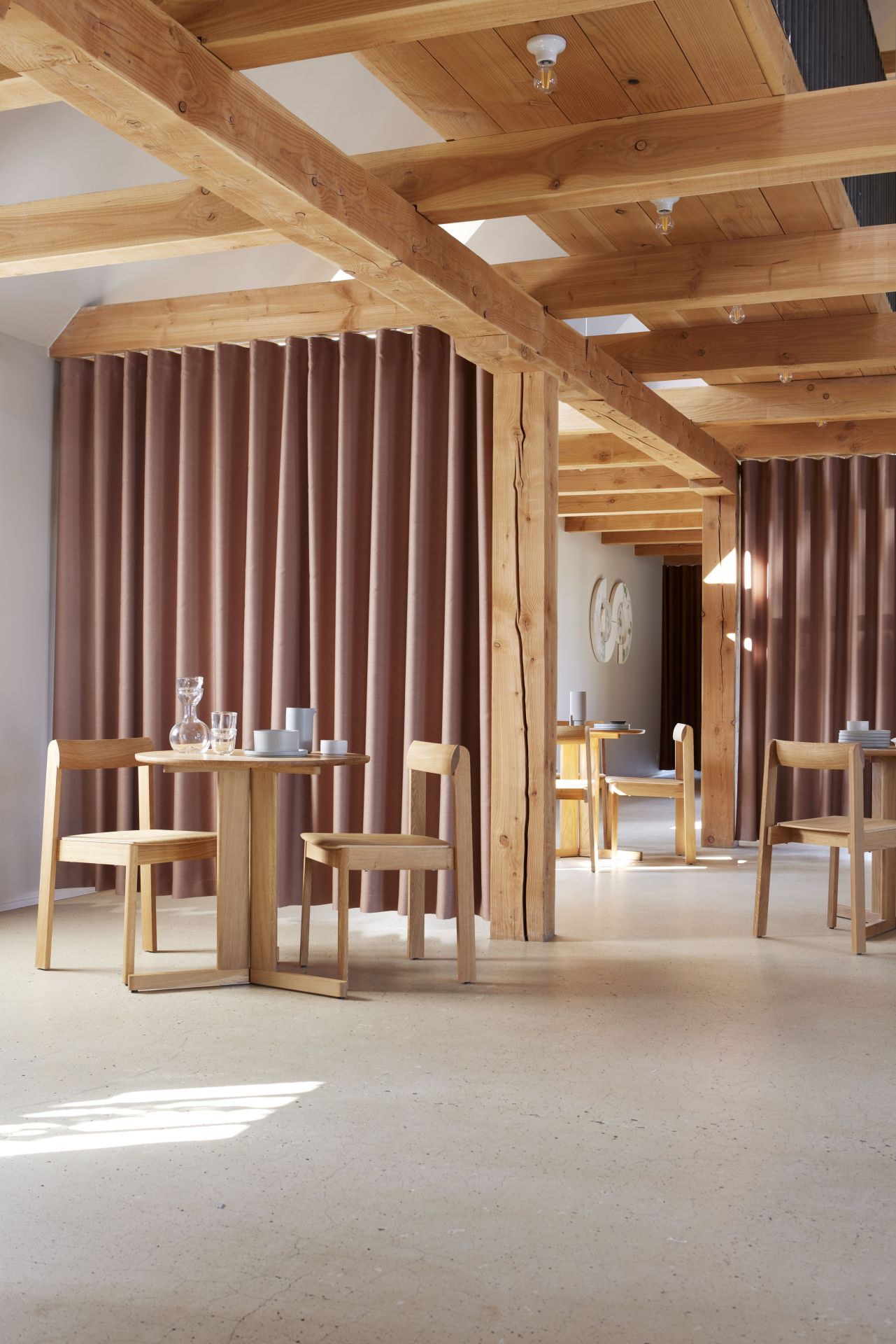 Trefoil table Ø 75 chêne Form & Refine