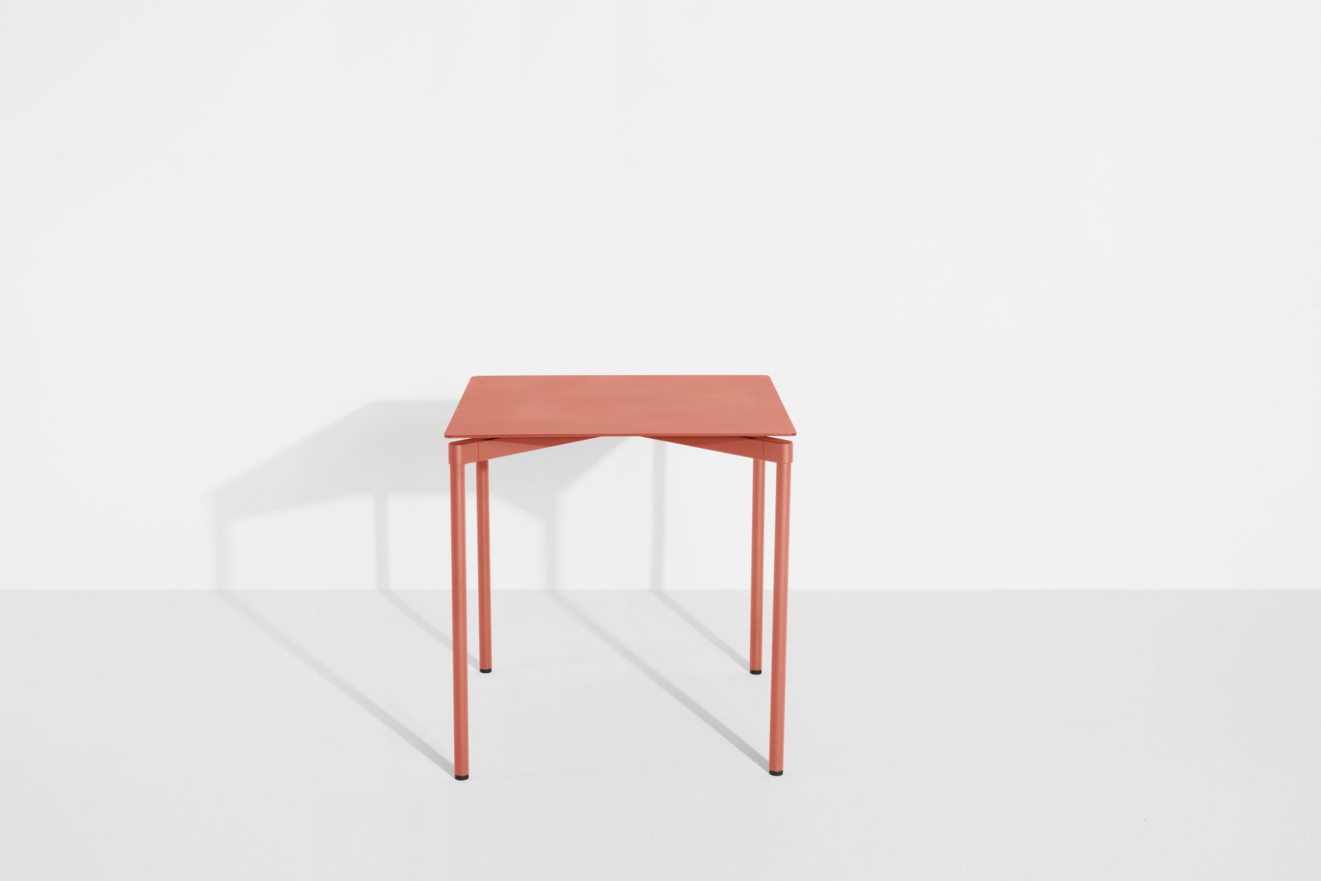 Fromme Dining Table Square Table de salle à manger carrée Petite Friture Corail